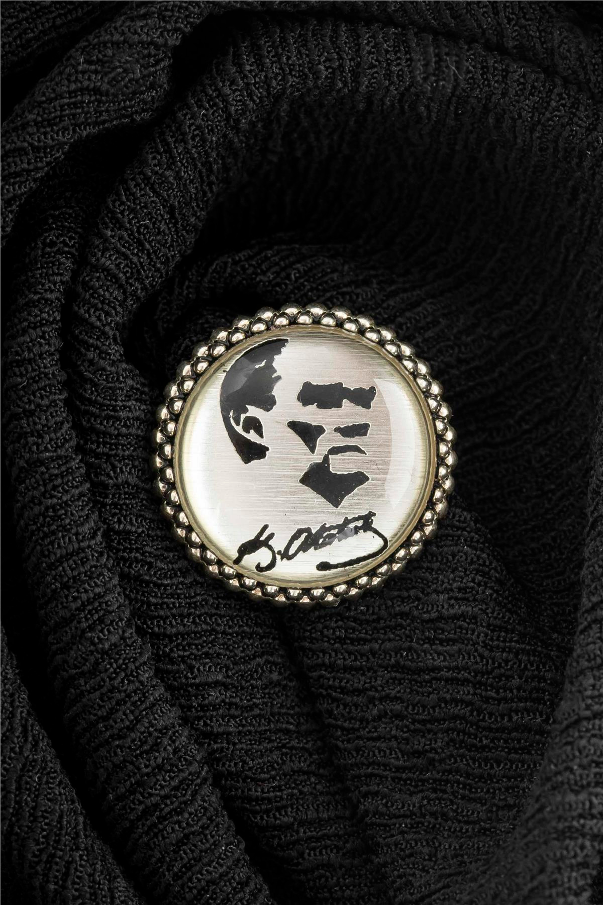 Beyaz Zemin Üzeri Atatürk İmzası ve Silüeti Gümüş Rozet