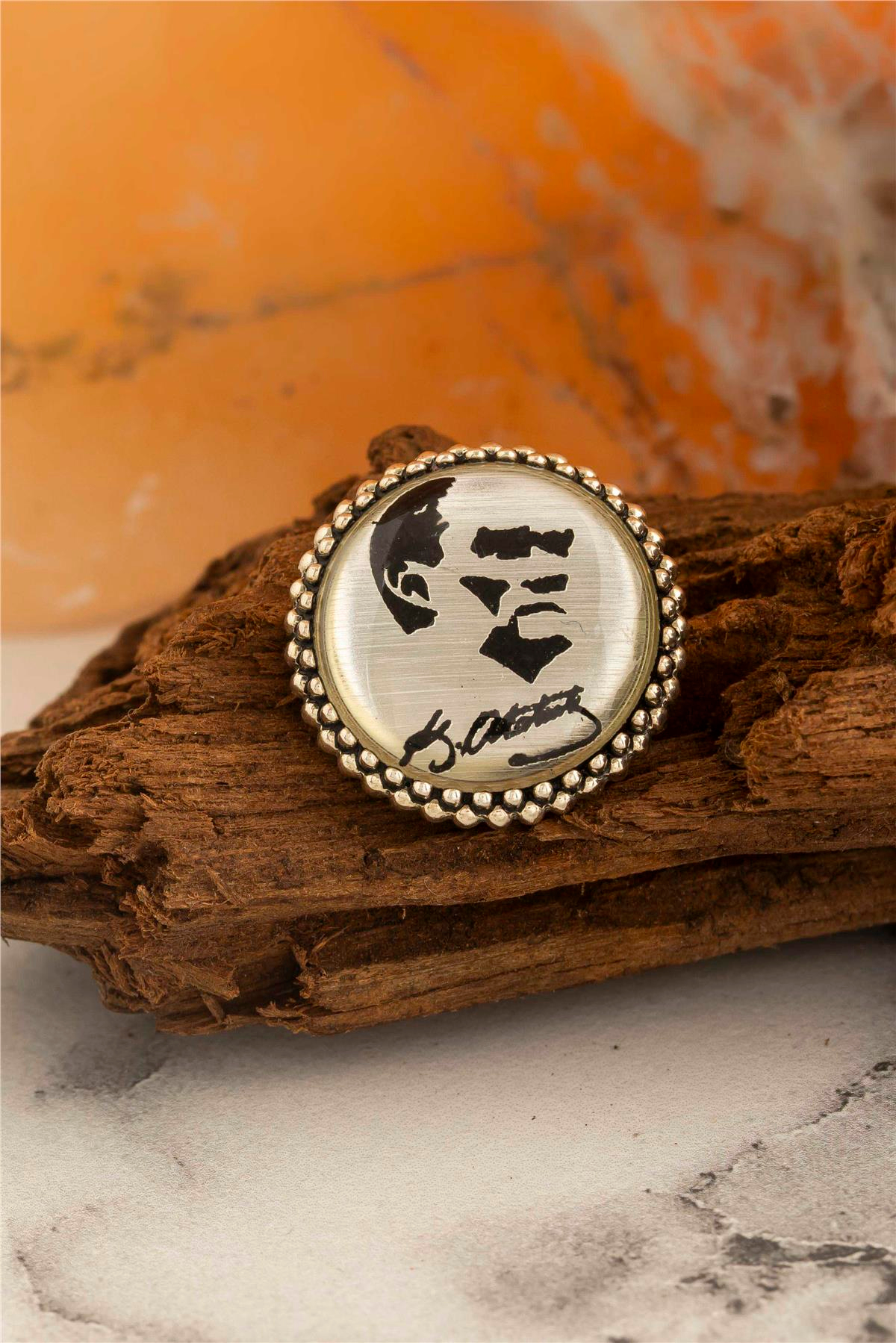 Beyaz Zemin Üzeri Atatürk İmzası ve Silüeti Gümüş Rozet