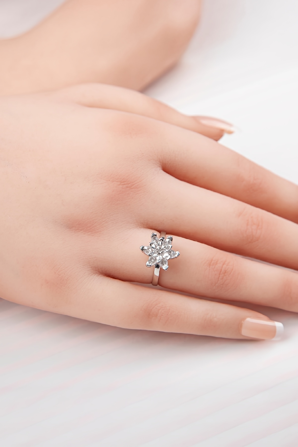 Beyaz Zirkon Taşlı Rodyumlu Ayarlanabilir Lotus Gümüş Bayan Yüzük