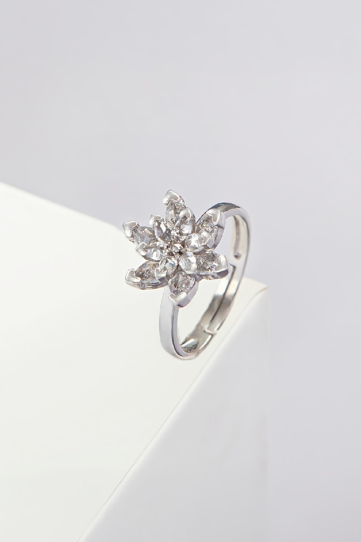 Beyaz Zirkon Taşlı Rodyumlu Ayarlanabilir Lotus Gümüş Bayan Yüzük