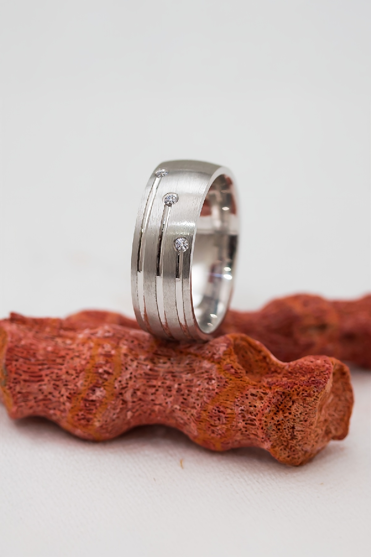 Çizgi Motifli Zirkon Taş Süslemeli Gümüş Bayan Alyans