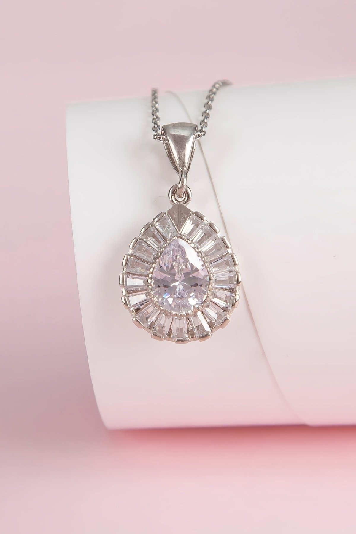 Damla Zirkon Taşlı Baget Süslemeli Rodyumlu Gümüş Bayan Kolye