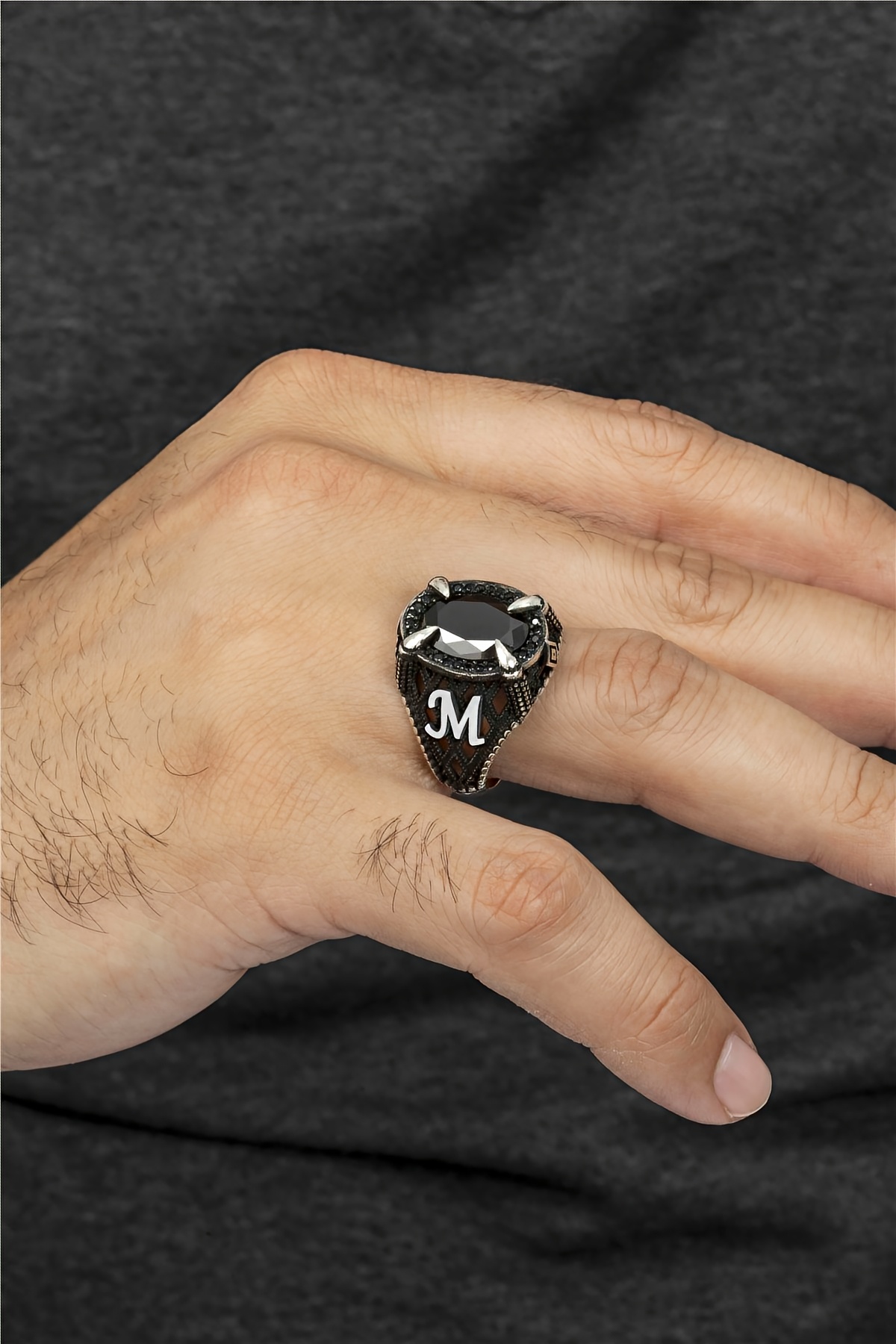 Fasetli Oniks Taşlı Çift Tarafı Harfli Karartmalı Gümüş Erkek Yüzük