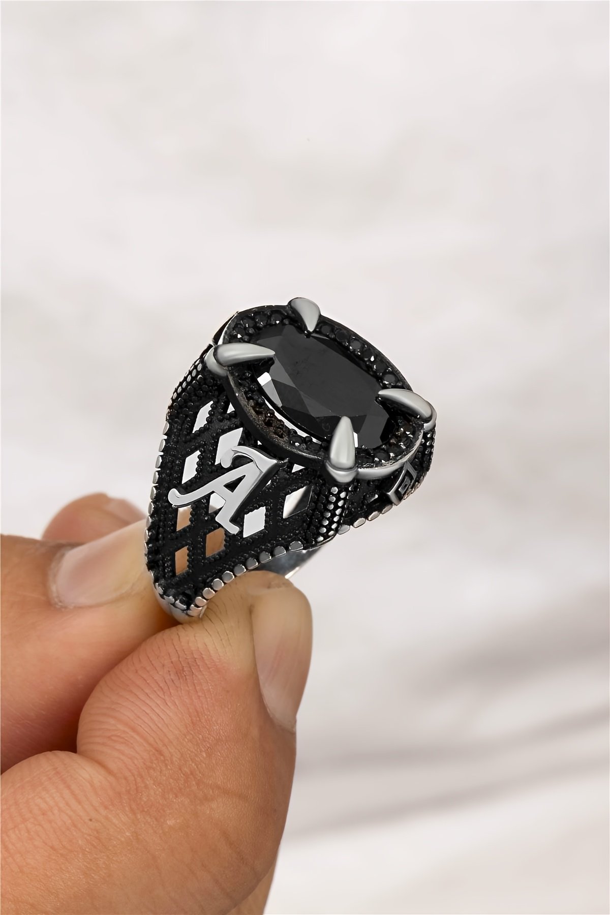 Fasetli Oniks Taşlı Çift Tarafı Harfli Karartmalı Gümüş Erkek Yüzük