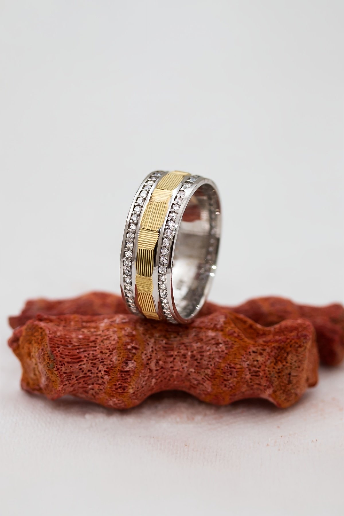 Grek Model Ortası Altın Renkli Zirkon Taşlı Gümüş Bayan Alyans