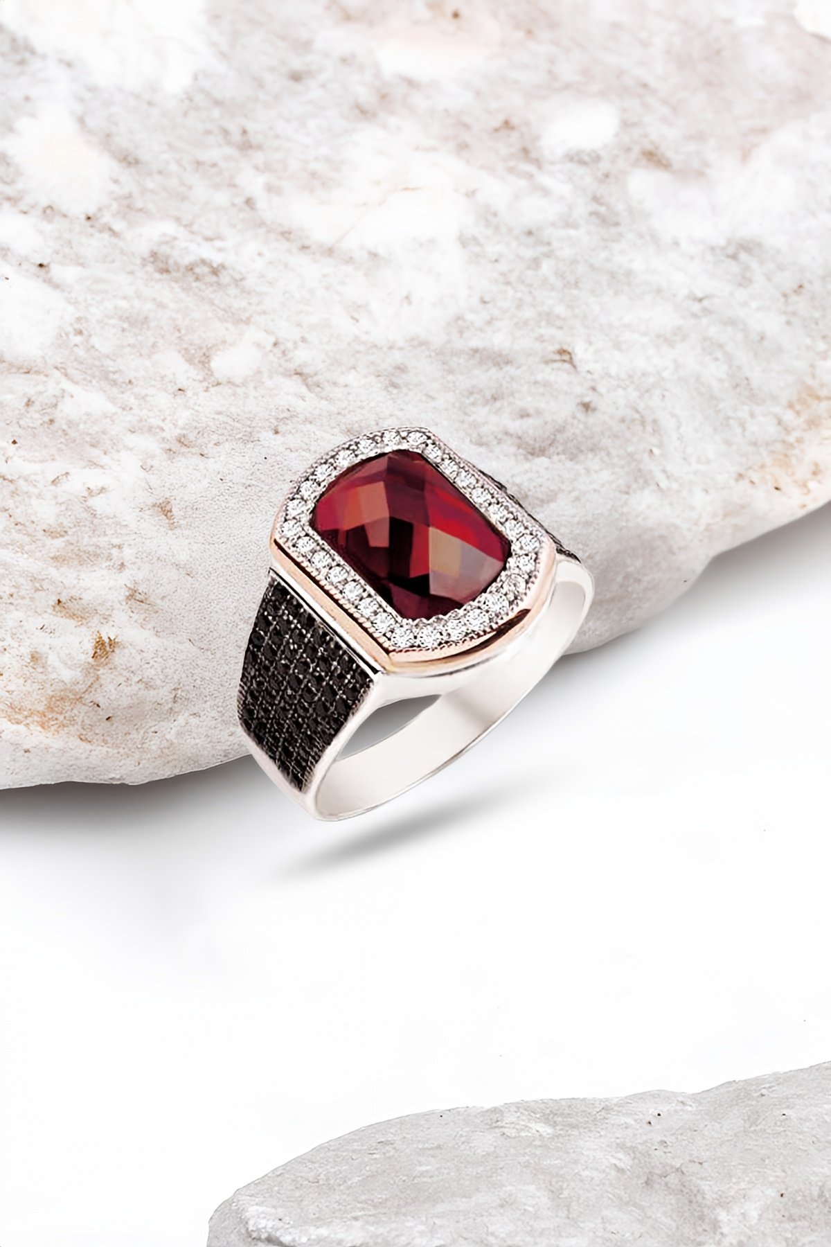 Gümüş Kırmızı Faset Taşlı Süslemeli Erkek Yüzük