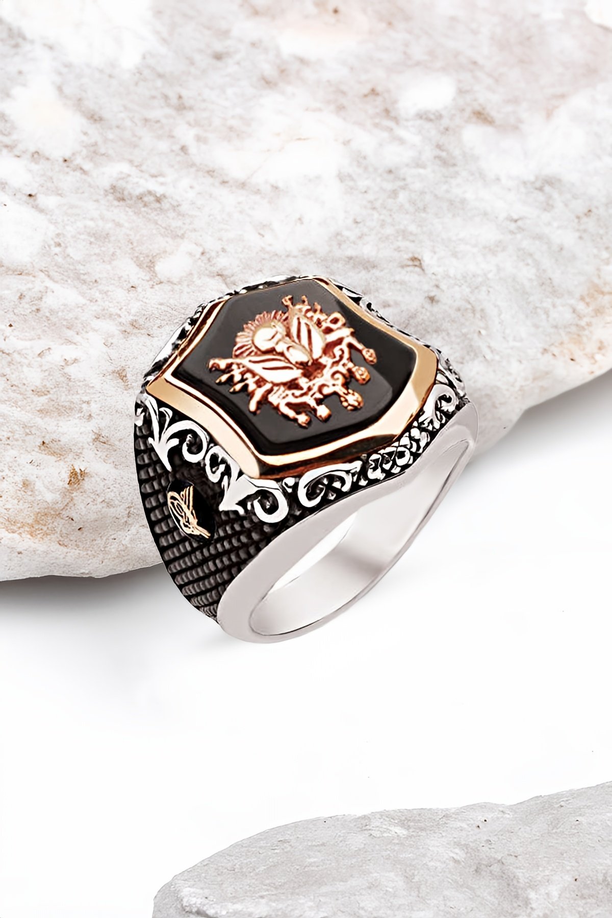 Gümüş Özel Kesim Onix Taşlı Tuğra İşlemeli Erkek Yüzük