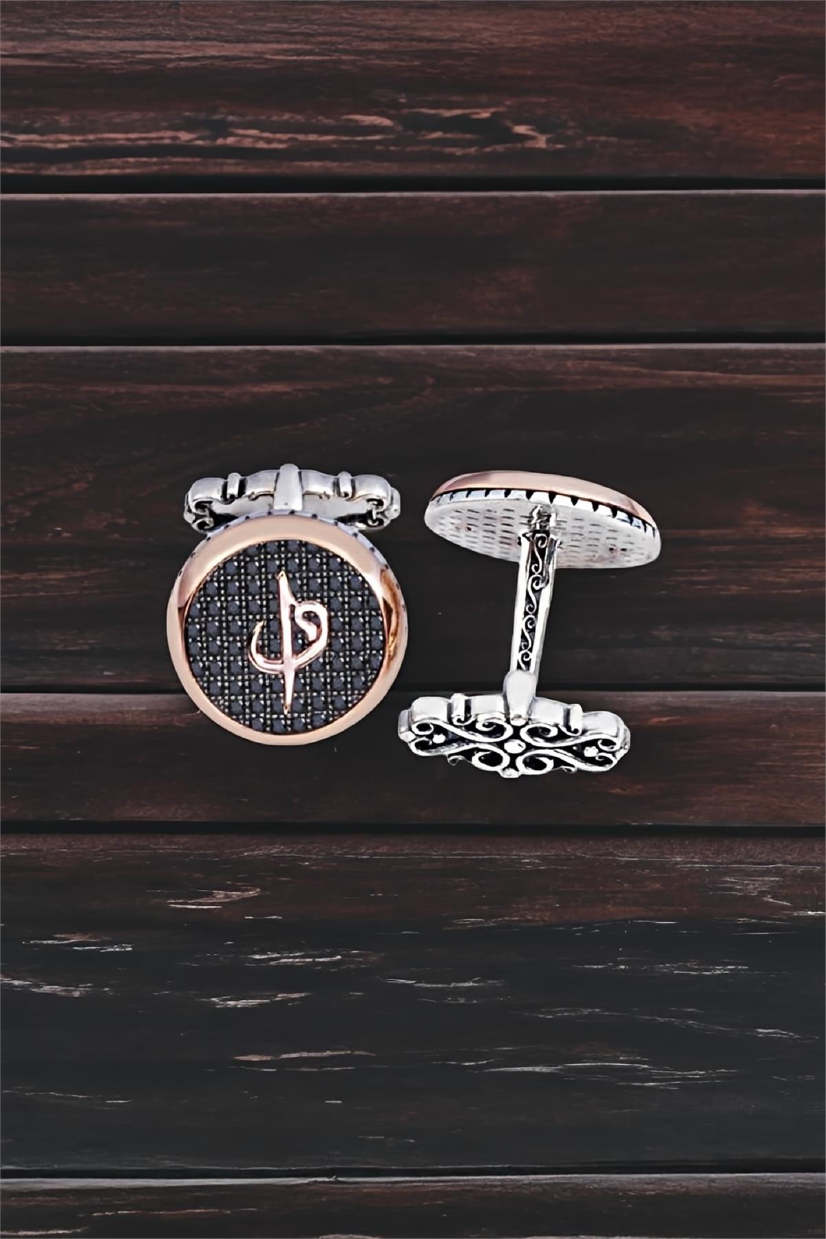 Gümüş Siyah Zirkon Taşlı Elif Vav Temalı Yuvarlak Kol Düğmesi