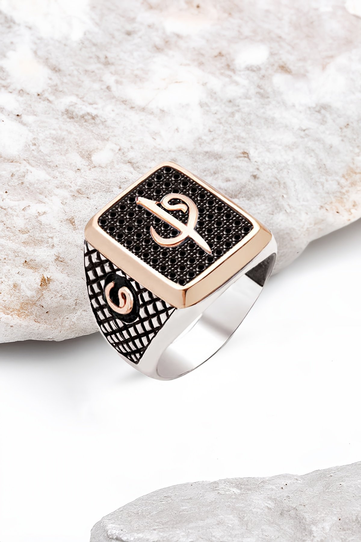 Gümüş Siyah Zirkon Taşlı Üzeri Elif Vav Temalı Erkek Yüzük