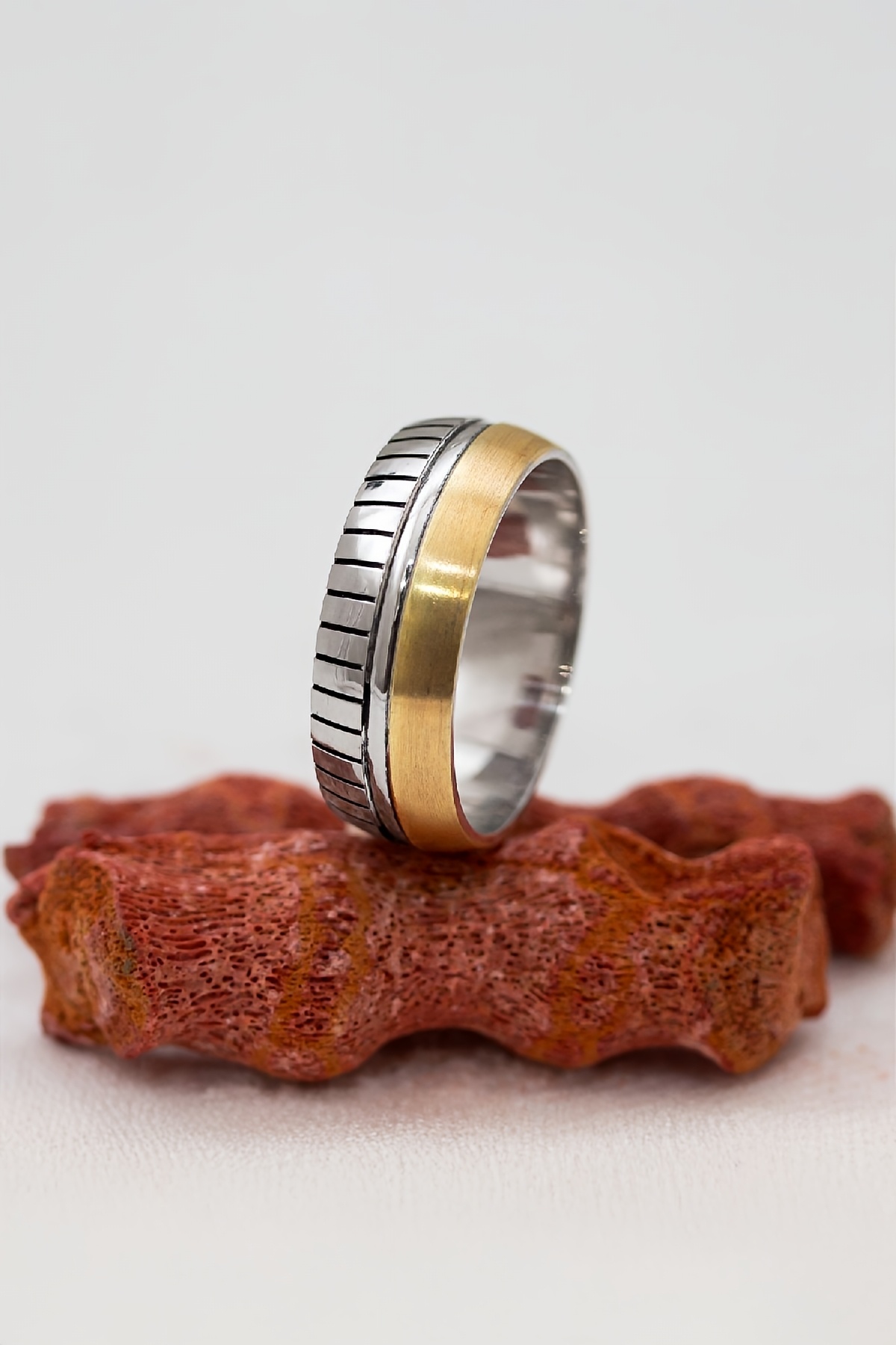 Karartma Motifli Broseli Unisex Gümüş Alyans