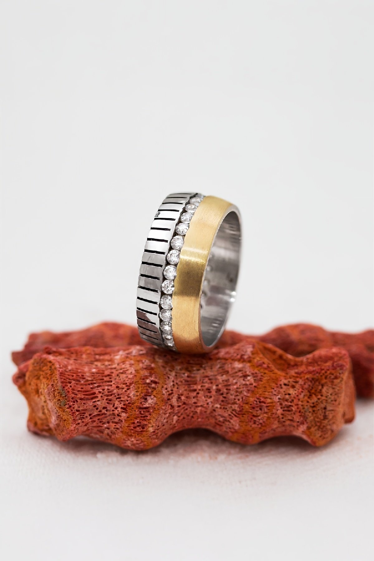 Karartma Motifli Zirkon Taşlı Bayan Gümüş Alyans