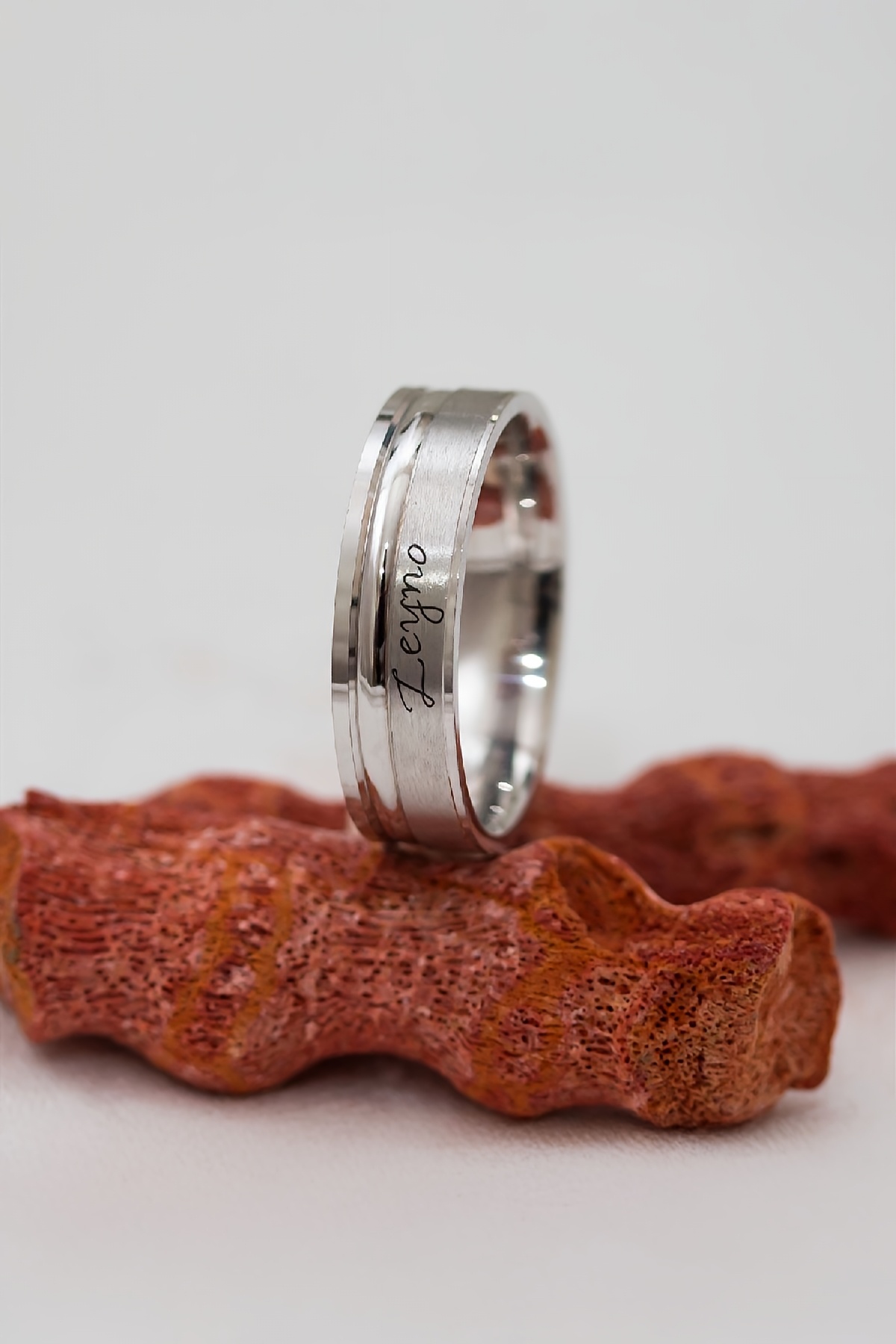 Kişiye Özel Broseli İsimli Unisex Gümüş Alyans