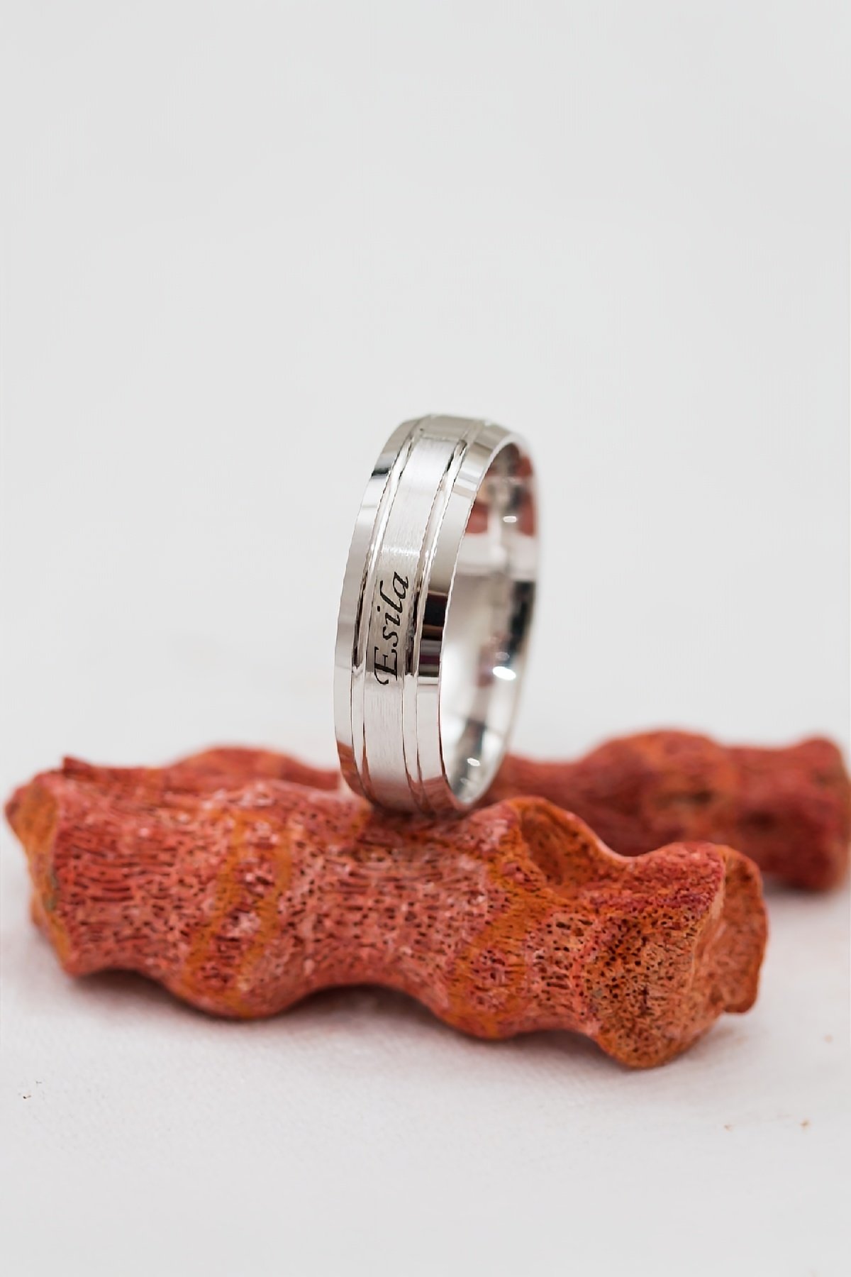 Kişiye Özel Broseli İsimli Unisex Gümüş Alyans