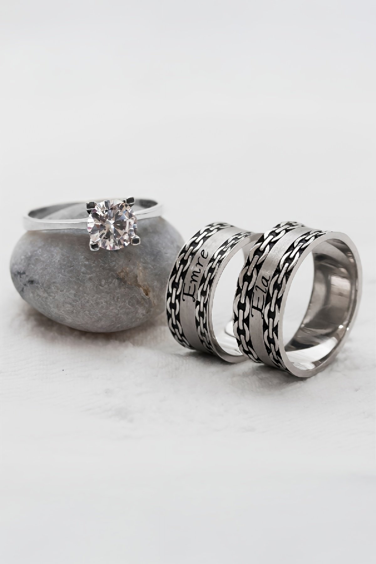 Kişiye Özel Karartmalı Zincir Motifli İsimli Çift Gümüş Alyans (Tektaş Hediyeli)