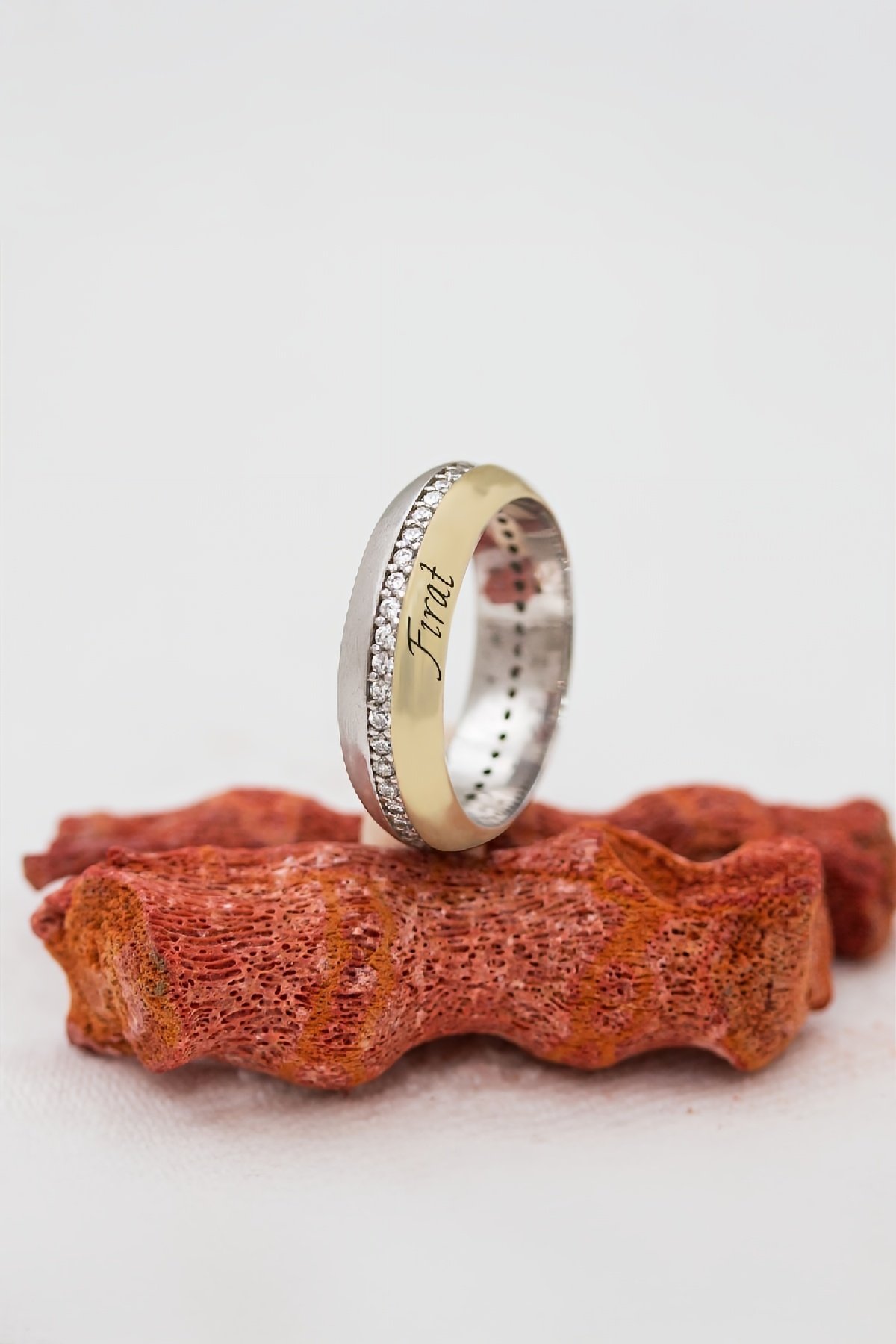 Kişiye Özel Kenarı Altın Renk İsimli Bayan Gümüş Alyans