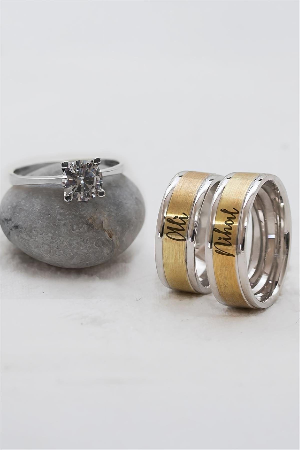 Kişiye Özel Ortası Altın Renk Broseli İsimli Çift Gümüş Alyans (Tektaş Hediyeli)