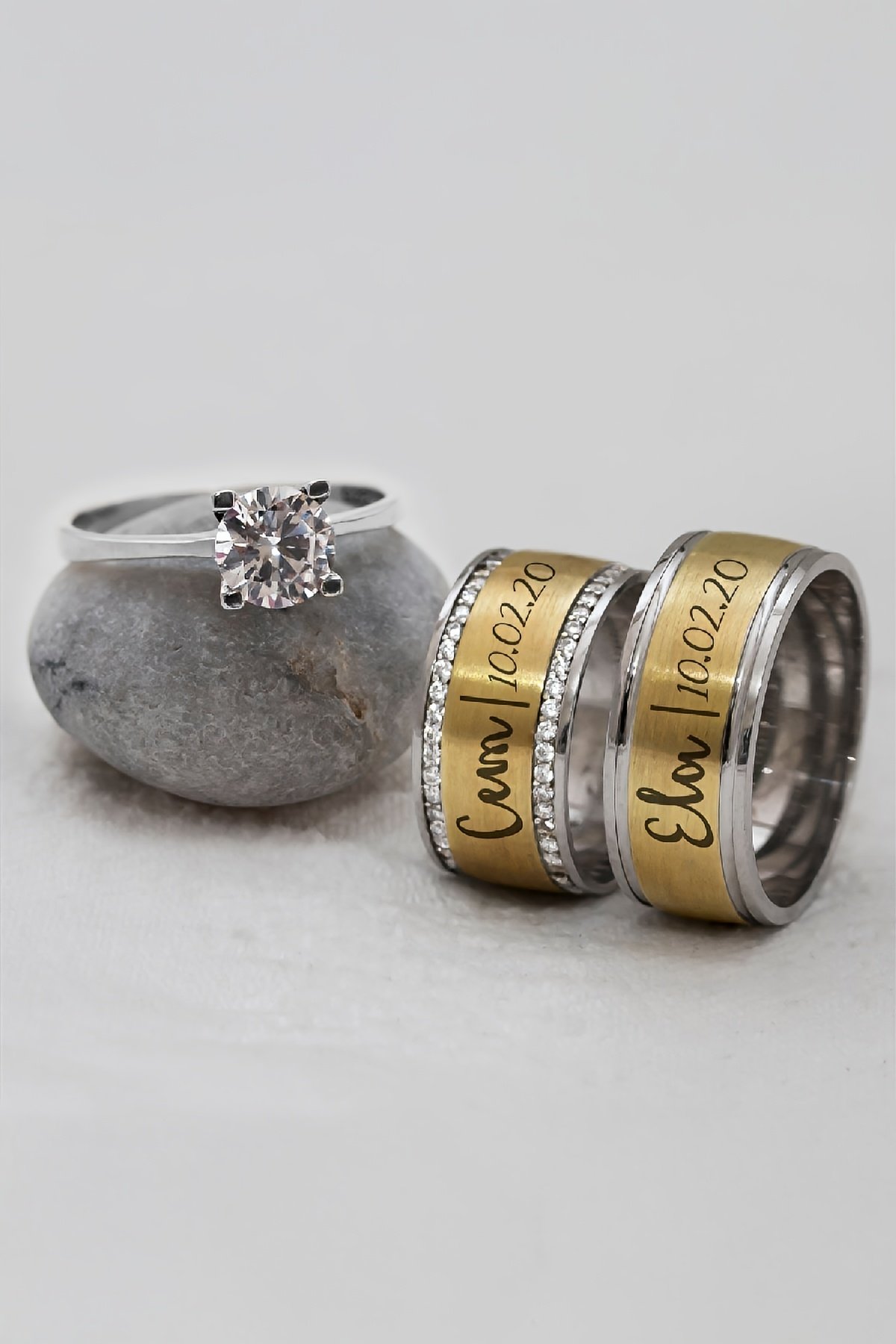 Kişiye Özel Ortası Altın Renkli Broseli İsimli Çift Gümüş Alyans (Tektaş Hediyeli)