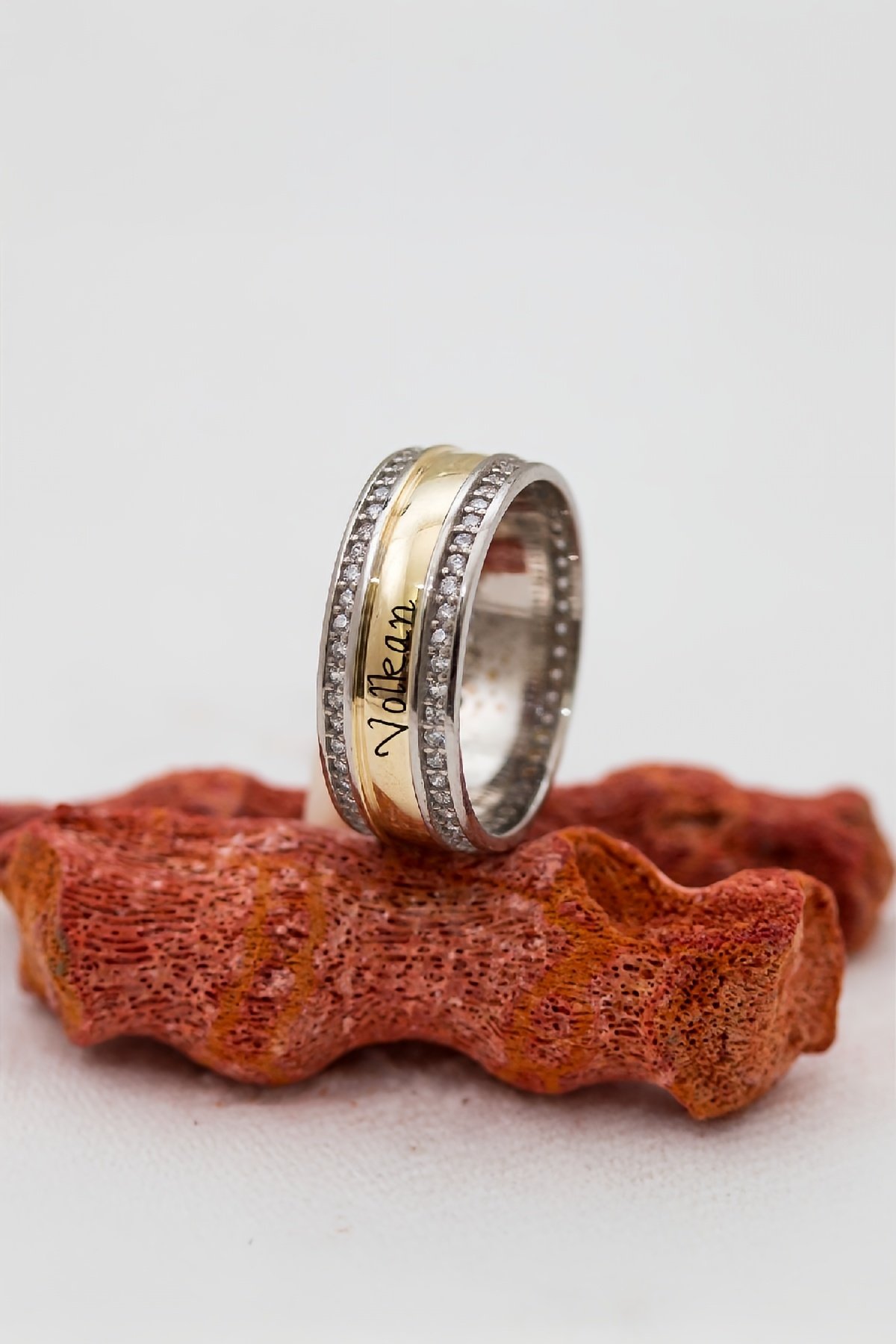 Kişiye Özel Ortası Altın Şeritli İsimli Gümüş Bayan Alyans