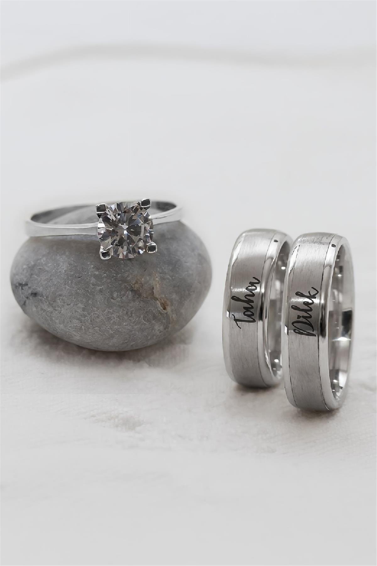 Kişiye Özel Ortası Broseli İsimli Çift Gümüş Alyans (Tektaş Hediyeli)