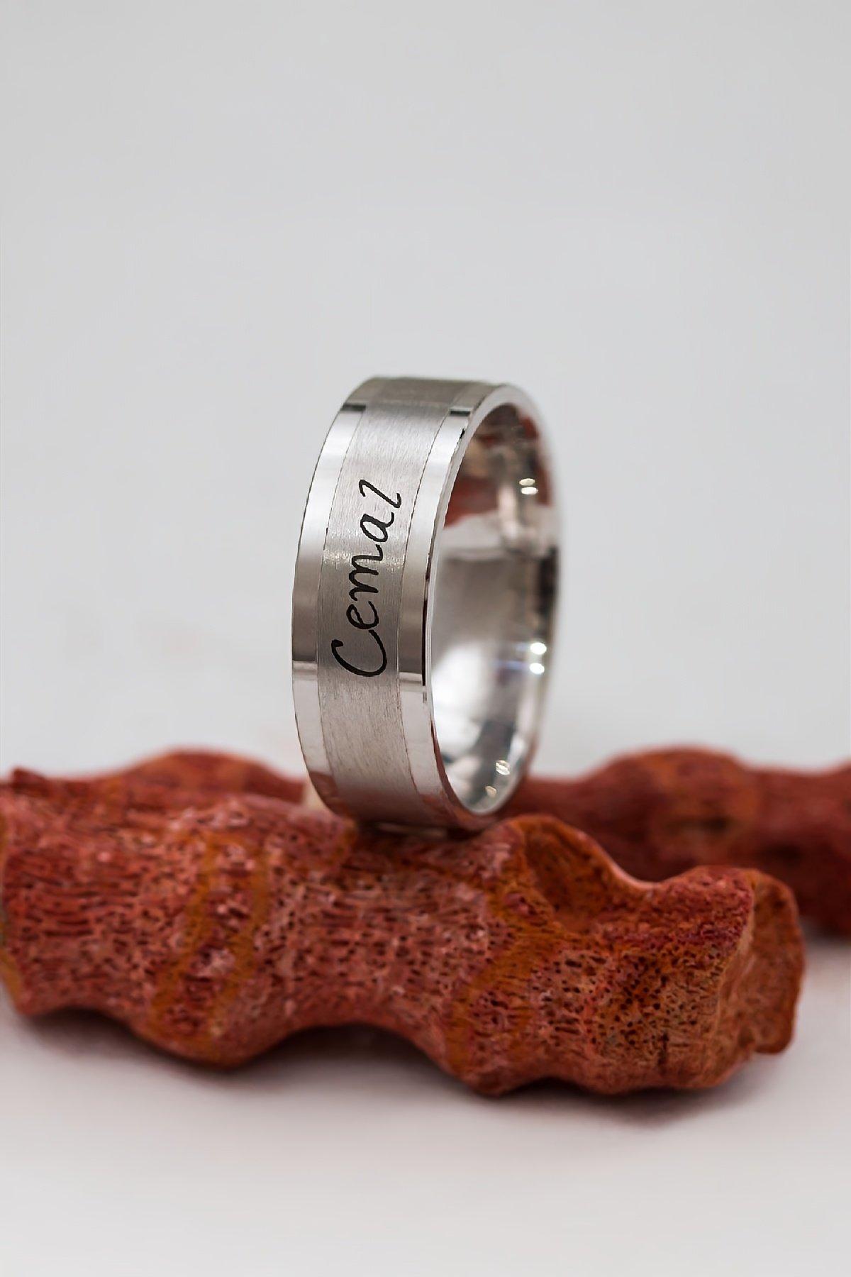 Kişiye Özel Rodyumlu Brose Desenli İsimli Unisex Gümüş Alyans