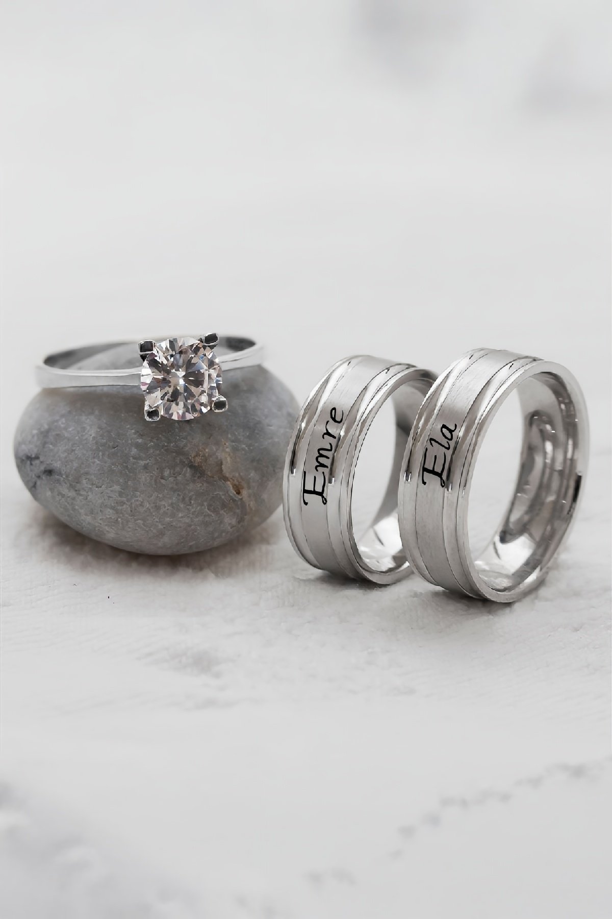 Kişiye Özel Rodyumlu Brose Desenli İsimli Çift Gümüş Alyans (Tektaş Hediyeli)