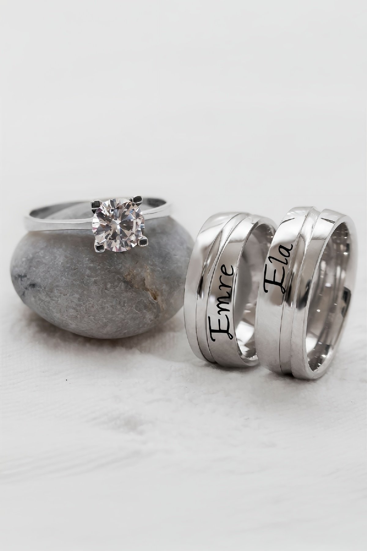 Kişiye Özel Rodyumlu Su Yolu Geçişli İsimli Çift Gümüş Alyans (Tektaş Hediyeli)