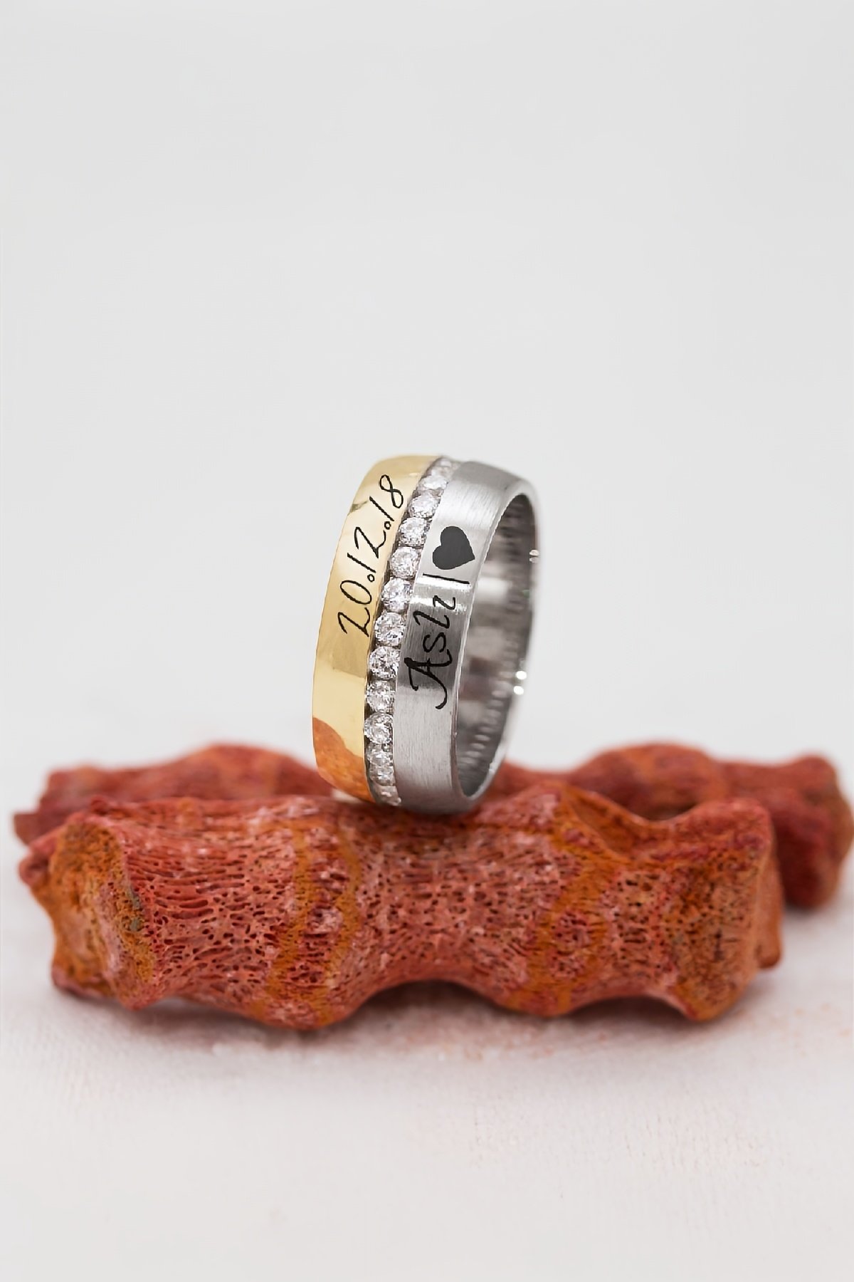 Kişiye Özel Zirkon Taşlı Broseli İsimli Bayan Alyans