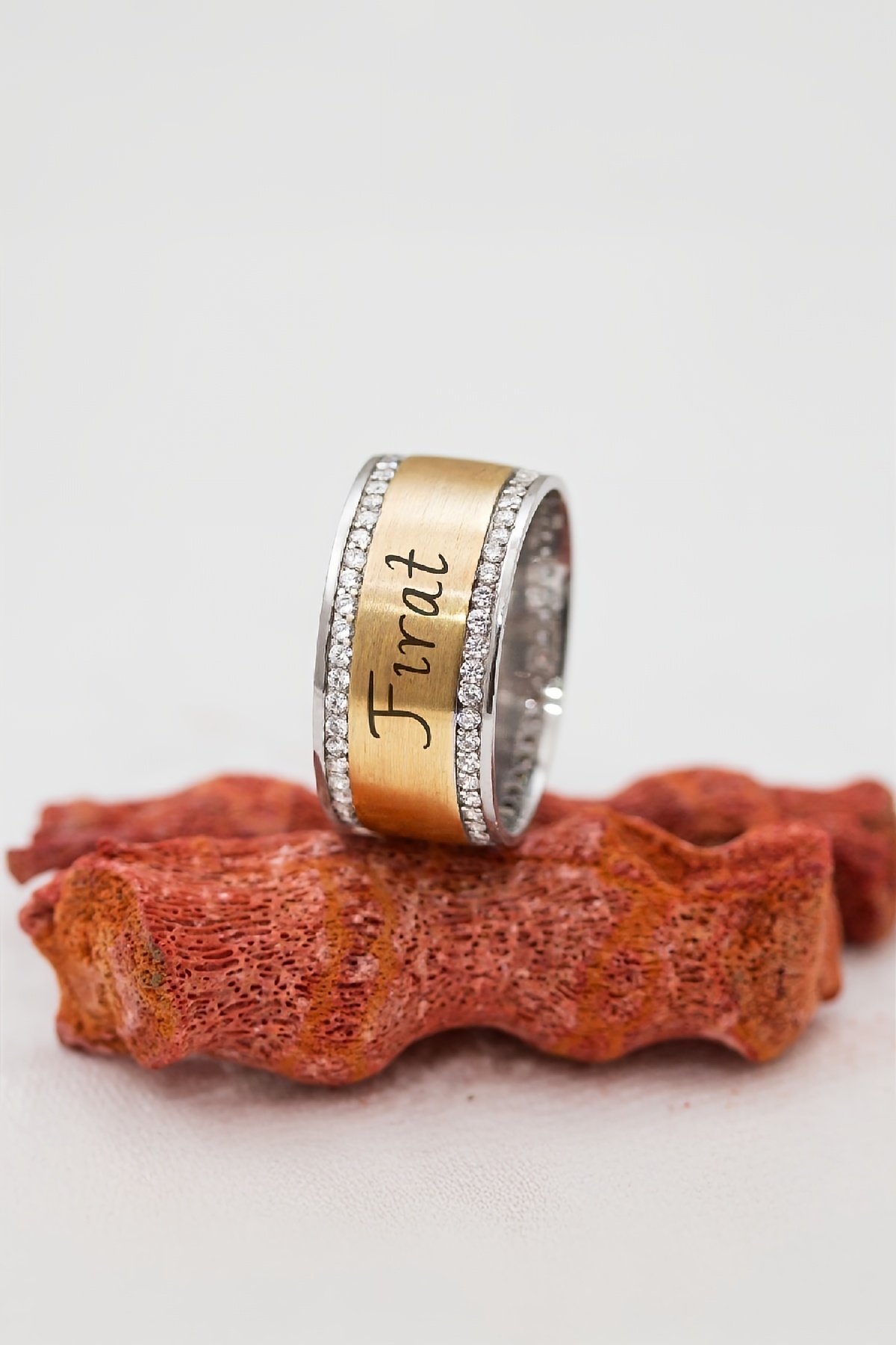 Kişiye Özel Zirkon Taşlı Ortası Altın Renk İsimli Bayan Alyans