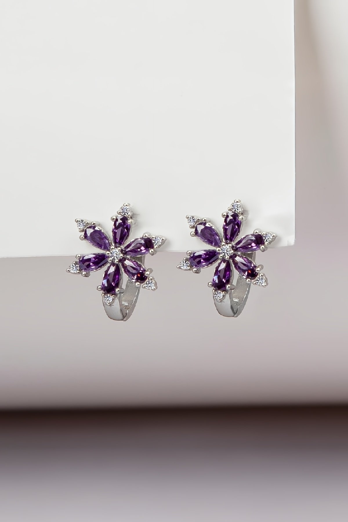 Mor Zirkon Taşlı Rodyumlu 925 Ayar Gümüş Çiçek Küpe