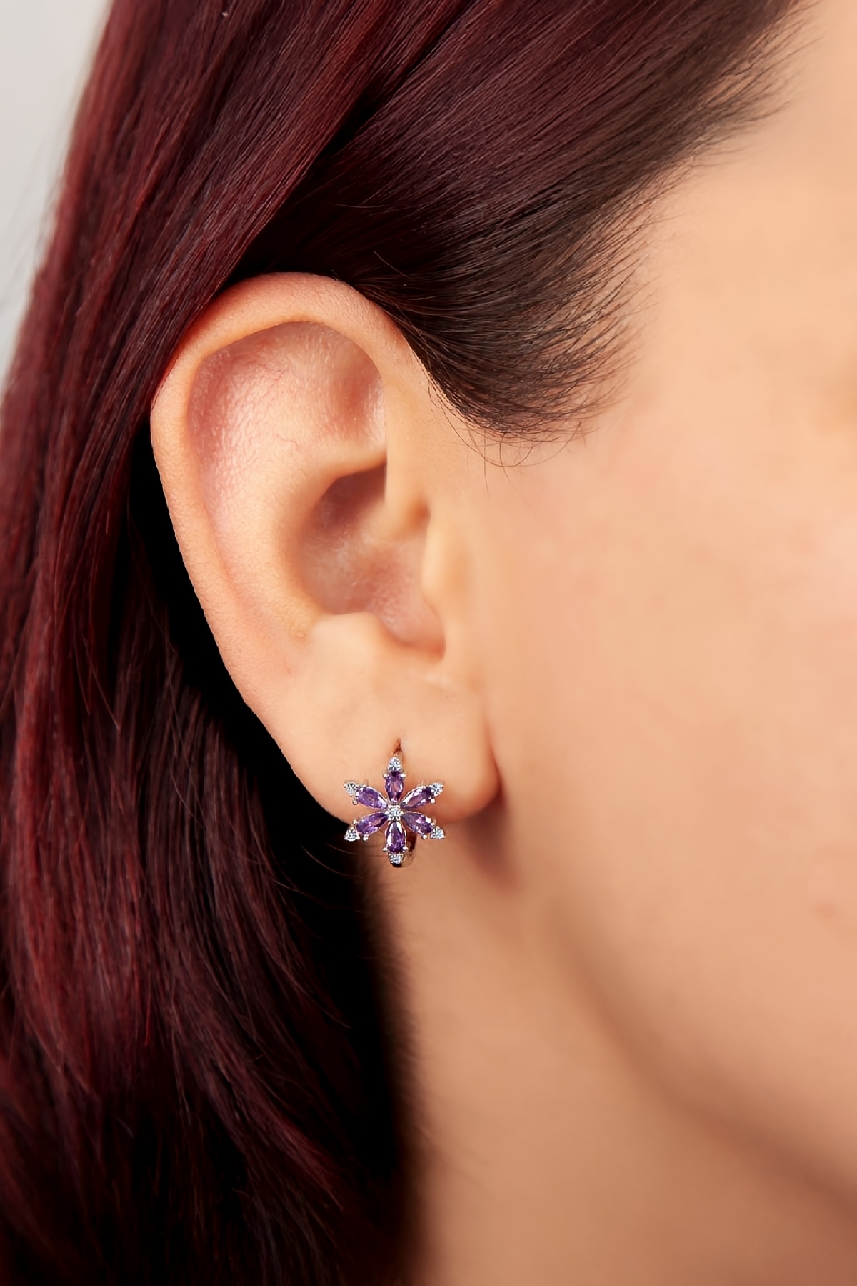 Mor Zirkon Taşlı Rodyumlu 925 Ayar Gümüş Çiçek Küpe