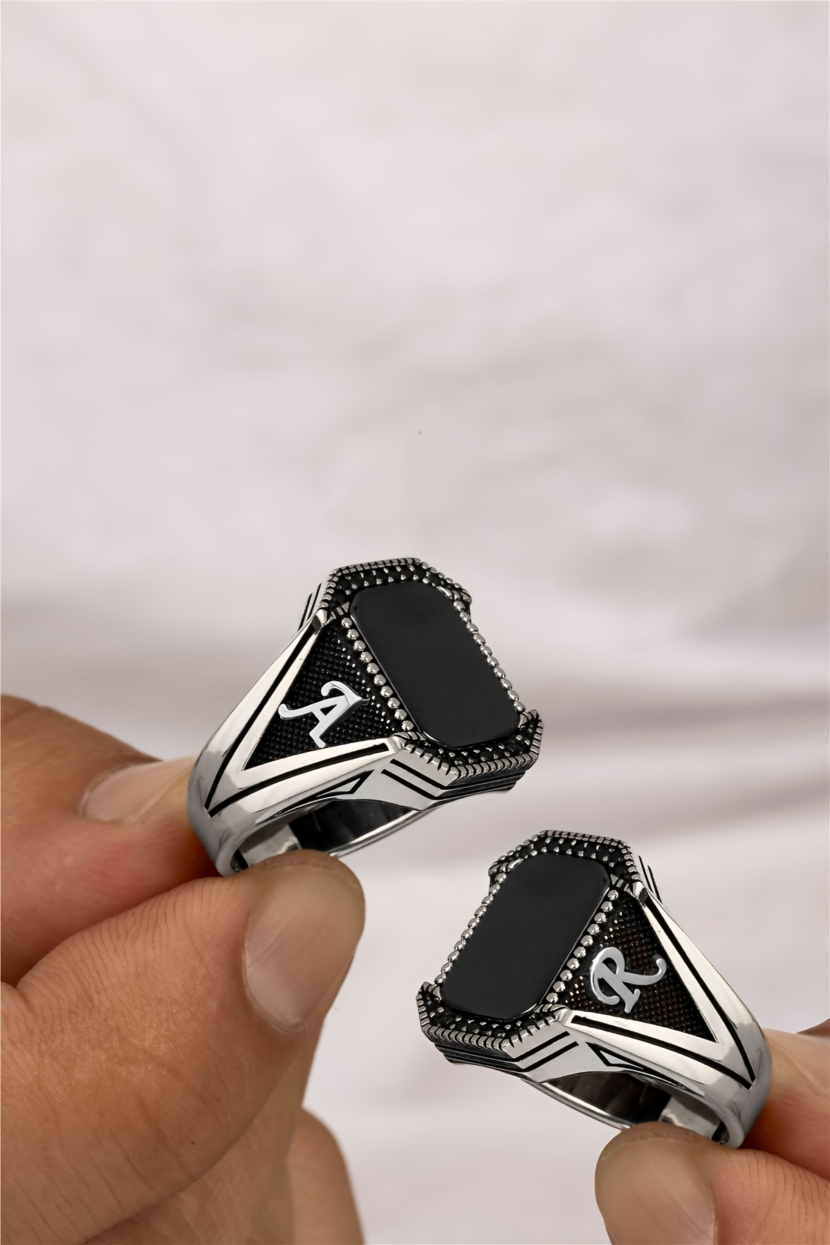 Oniks Taşlı Çift Tarafı Harfli V Model Gümüş Erkek Yüzük