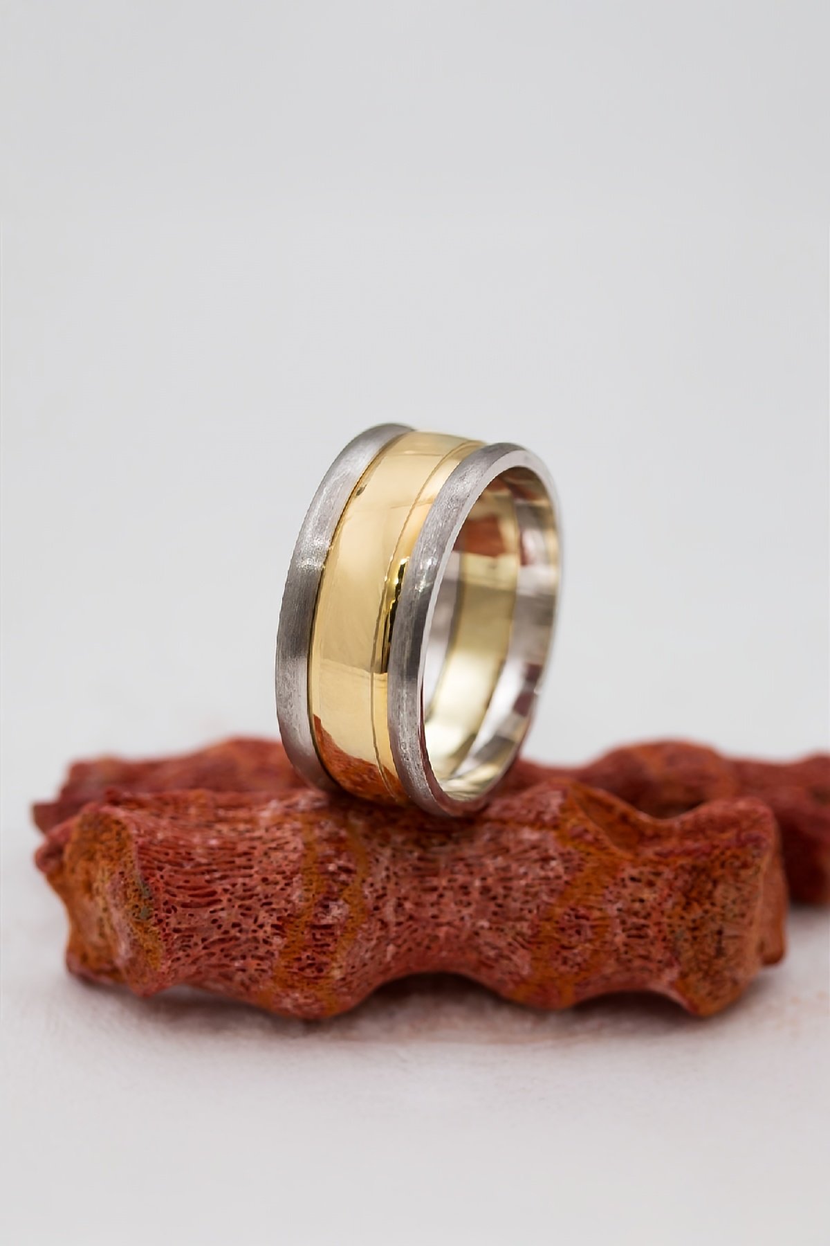 Ortası Altın Renk Broseli Unisex Gümüş Alyans