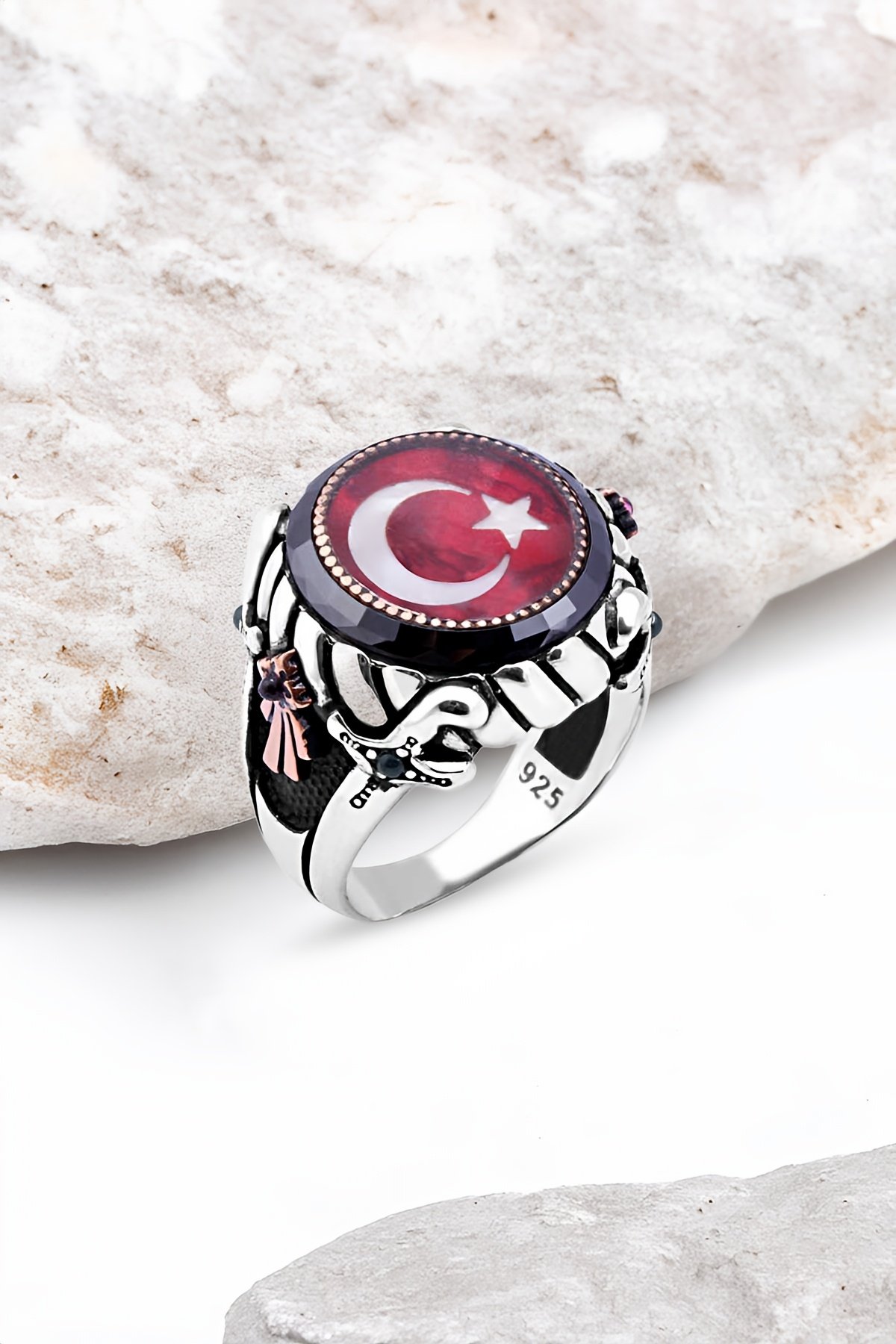 Ortası Mineli Türk Bayrağı Kenarı Çember Taşlı Gümüş Erkek Yüzük