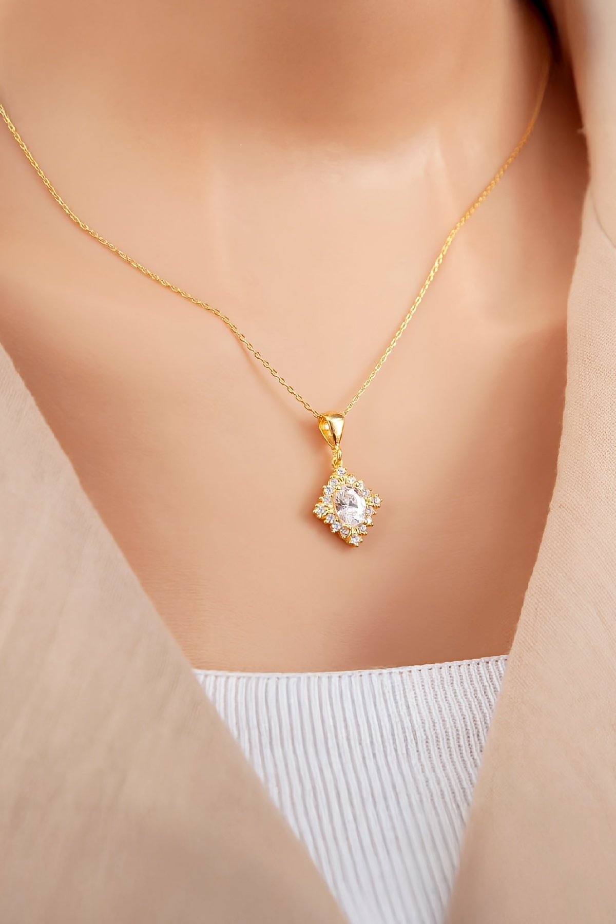 Oval Zirkon Taşlı Mekik Model Altın Kaplama 925 Ayar Gümüş Bayan Kolye