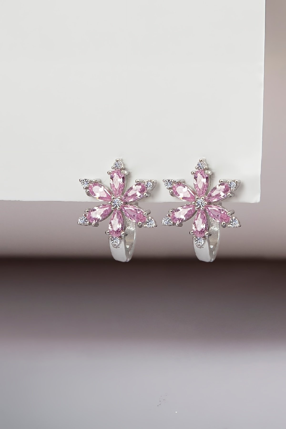 Pembe Zirkon Taşlı Rodyumlu 925 Ayar Gümüş Çiçek Küpe