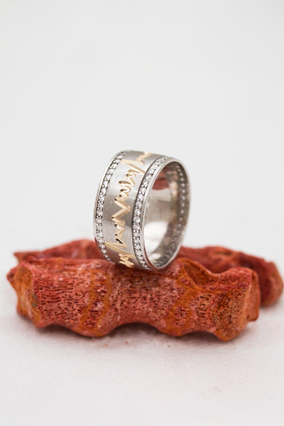 Rodyumlu Kalp Atışı Motifli Bayan Gümüş Alyans