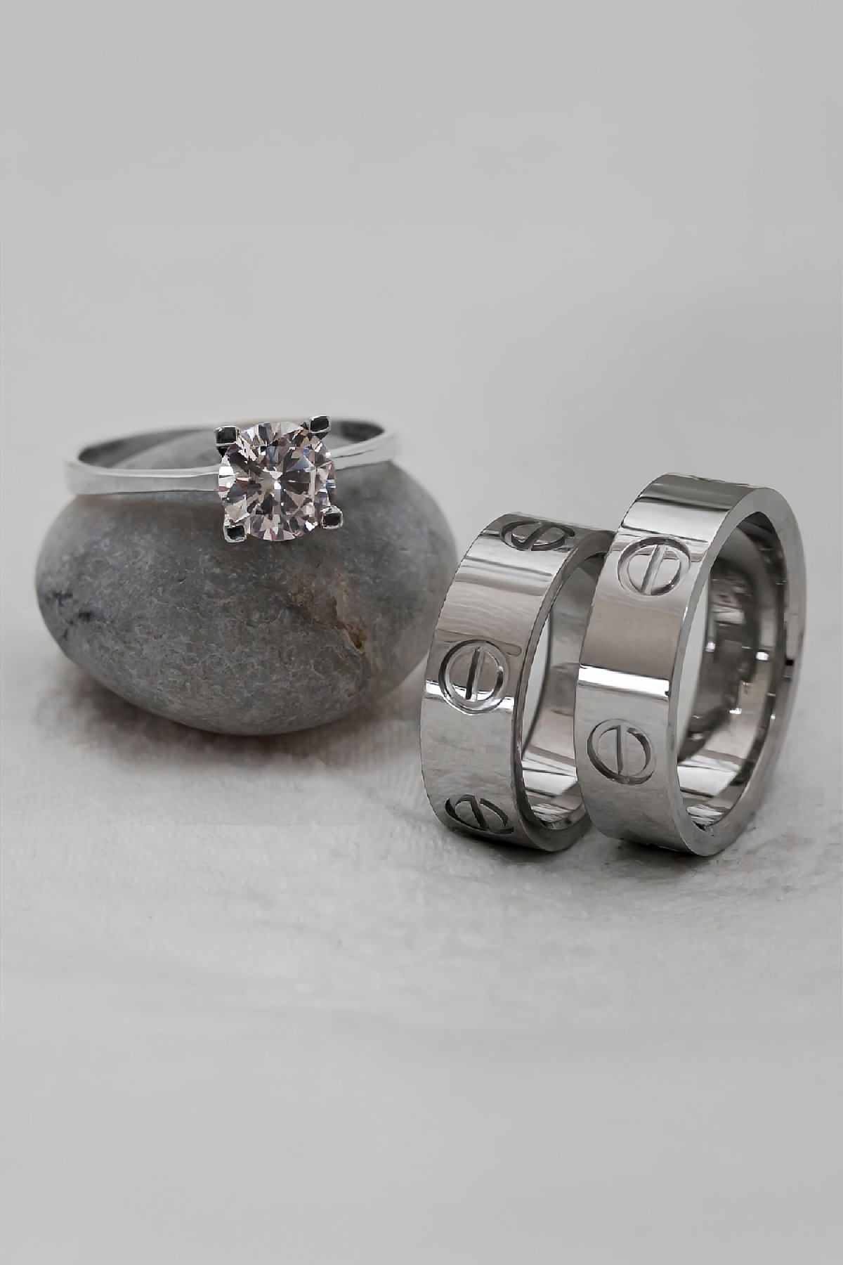 Rodyumlu Puantiye Motifli Çift Gümüş Alyans (Tektaş Hediyeli)