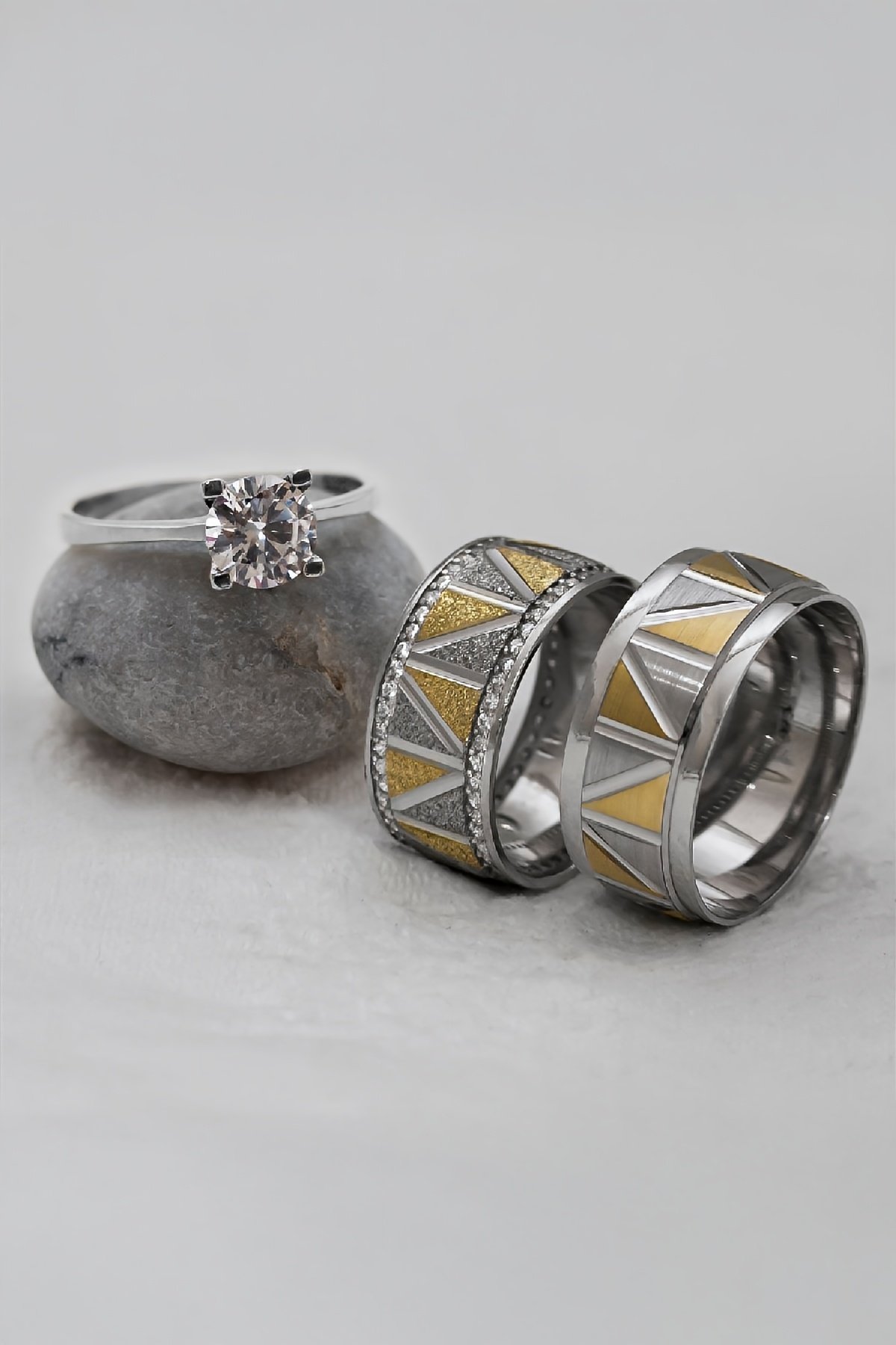 Rodyumlu Üçgen Motifli Çift Gümüş Alyans (Tektaş Hediyeli)