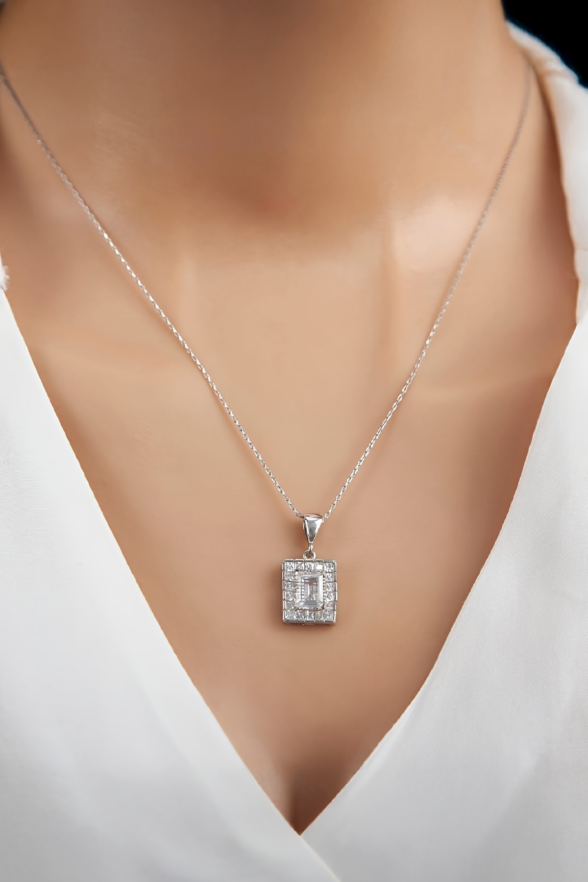 Rodyumlu Zirkon Taşlı Dikdörtgen 925 Ayar Gümüş Bayan Kolye