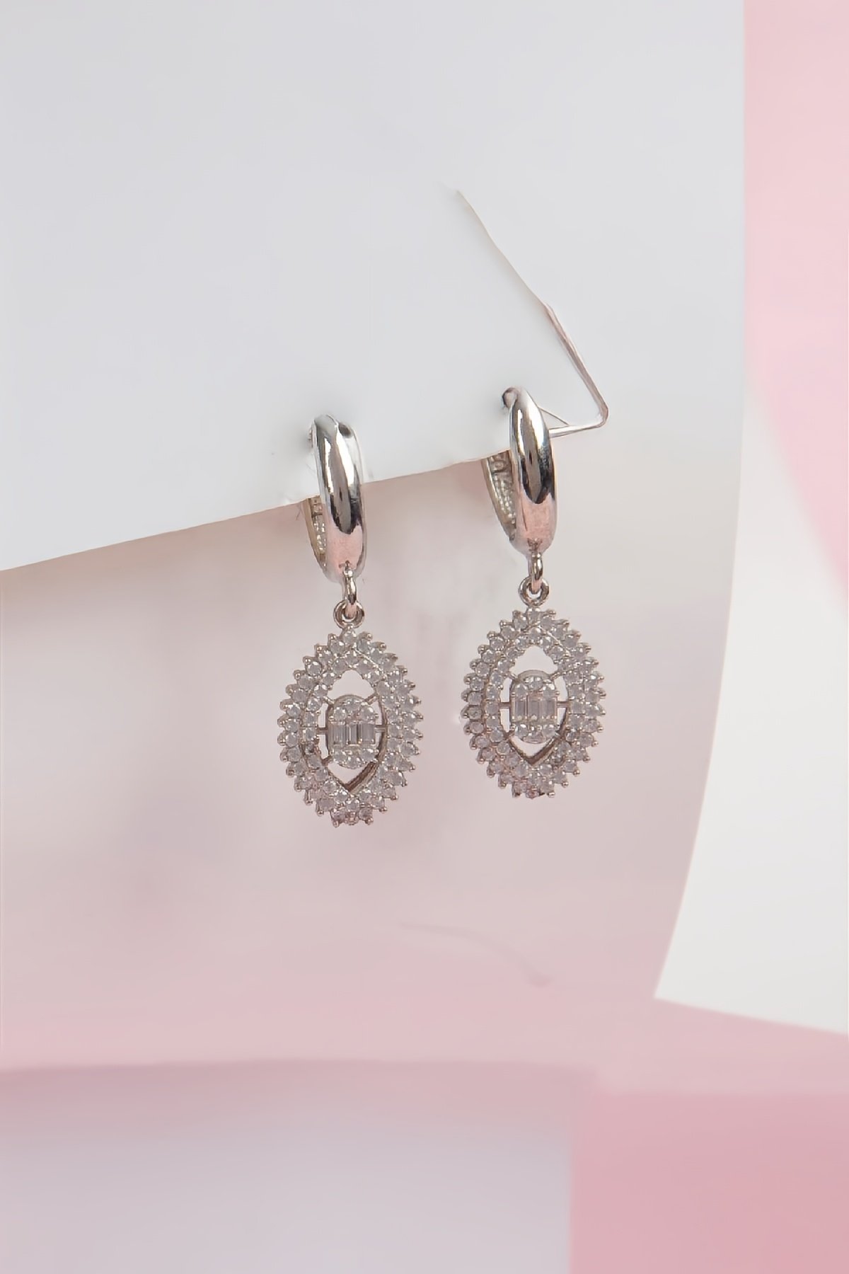 Rodyumlu Zirkon Taşlı Oval Gümüş Küpe