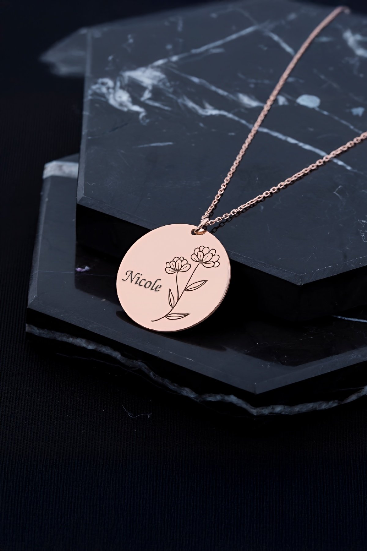 Rose Renk İsimli Lotus Çiçeği Plaka Gümüş Bayan Kolye
