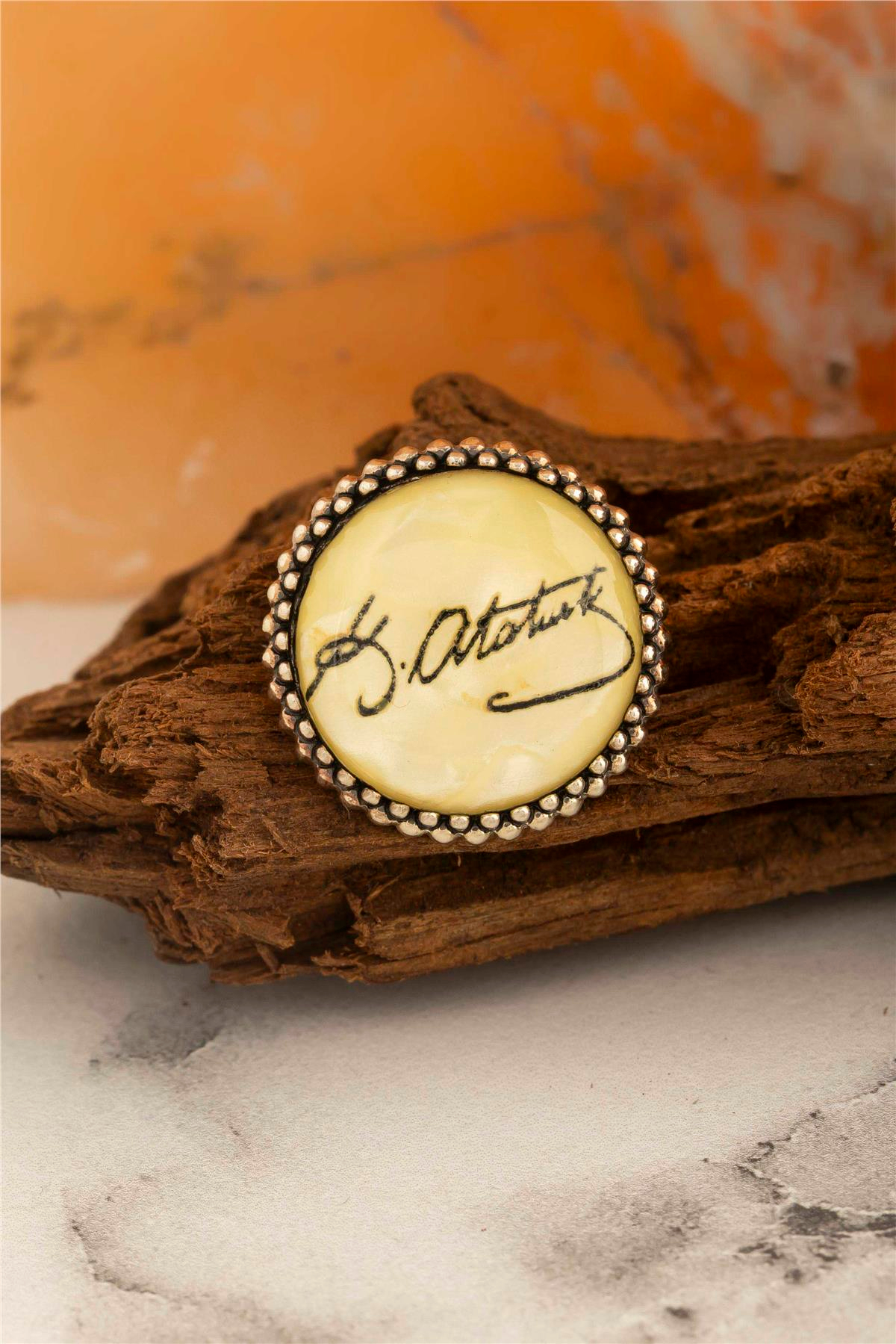 Sarı Zemin Üzeri Atatürk İmzalı Gümüş Rozet