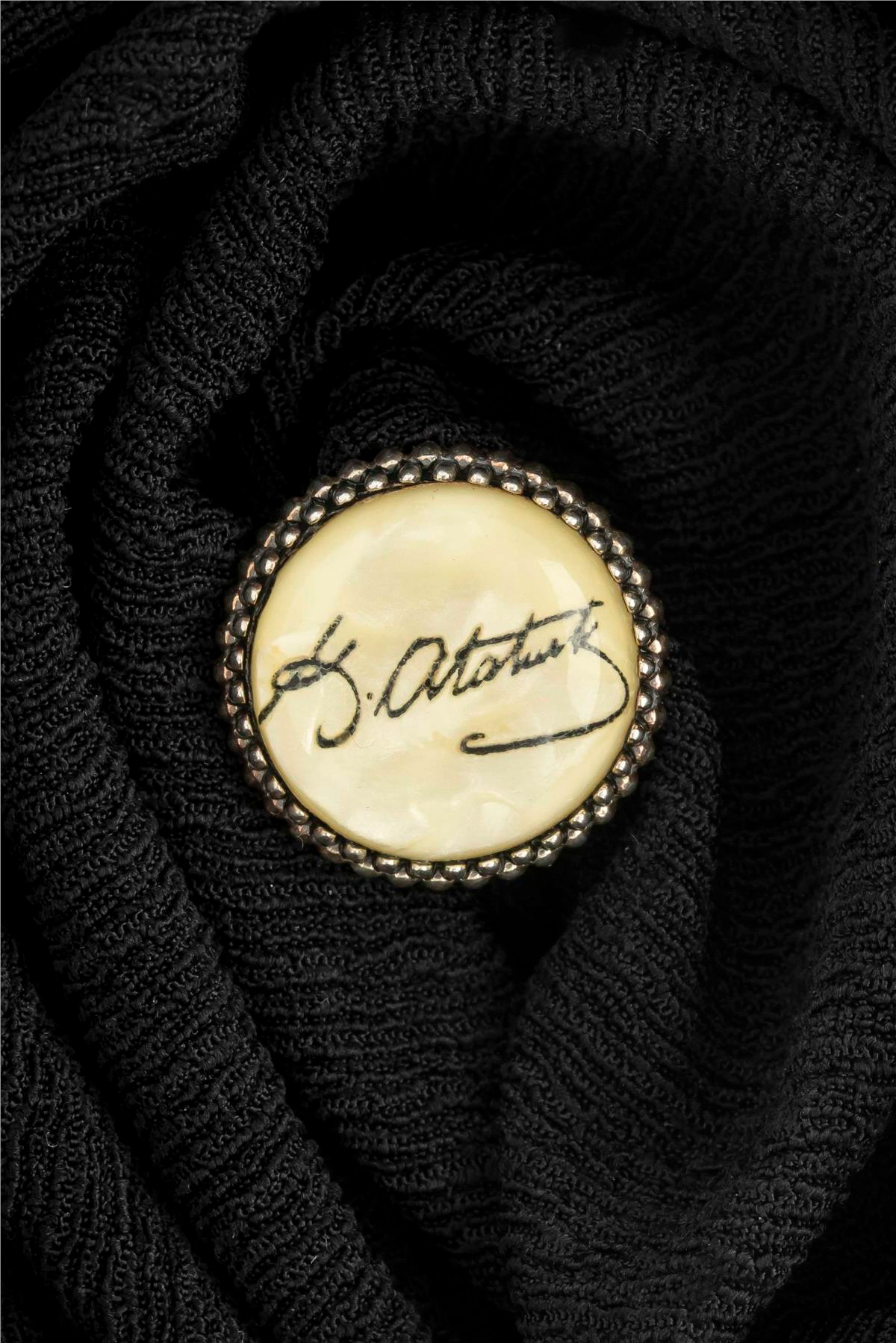 Sarı Zemin Üzeri Atatürk İmzalı Gümüş Rozet