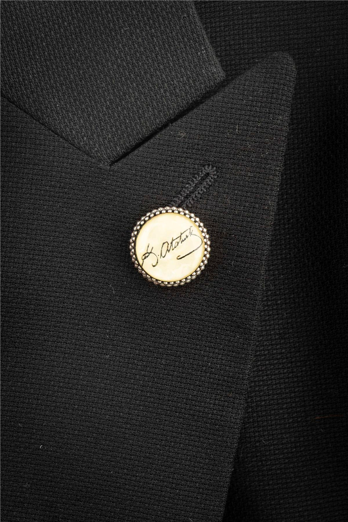 Sarı Zemin Üzeri Atatürk İmzalı Gümüş Rozet