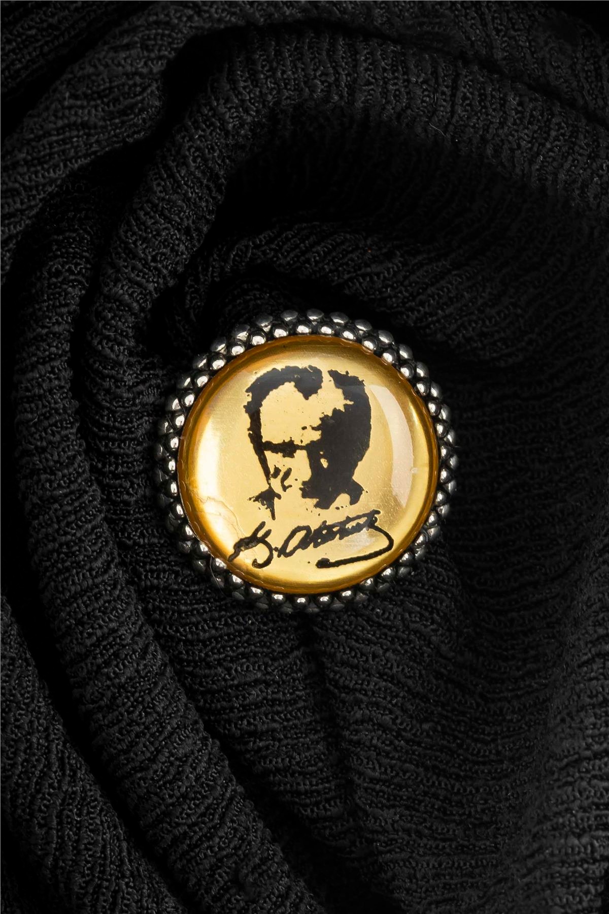 Sarı Zemin Üzeri Atatürk İmzalı Silüetli Gümüş Rozet