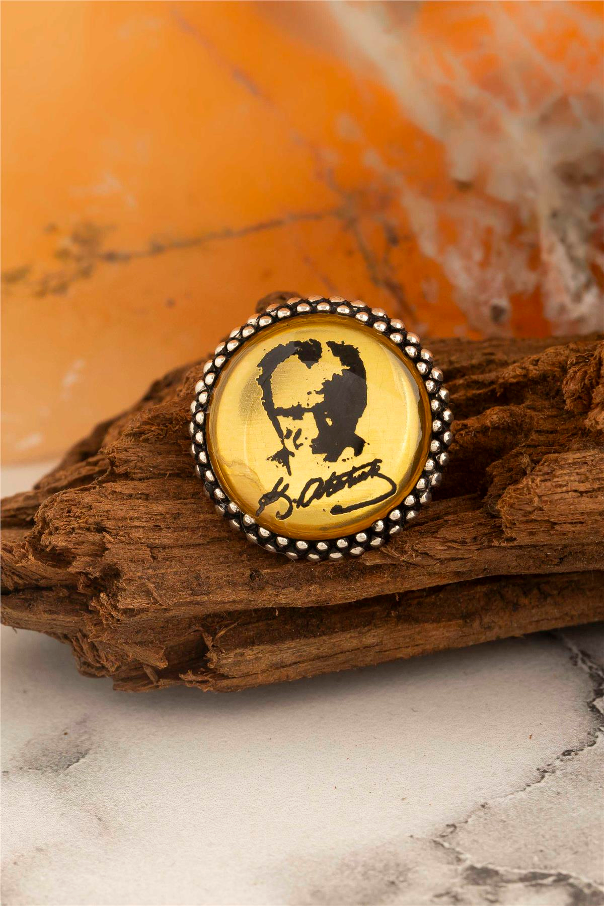 Sarı Zemin Üzeri Atatürk İmzalı Silüetli Gümüş Rozet