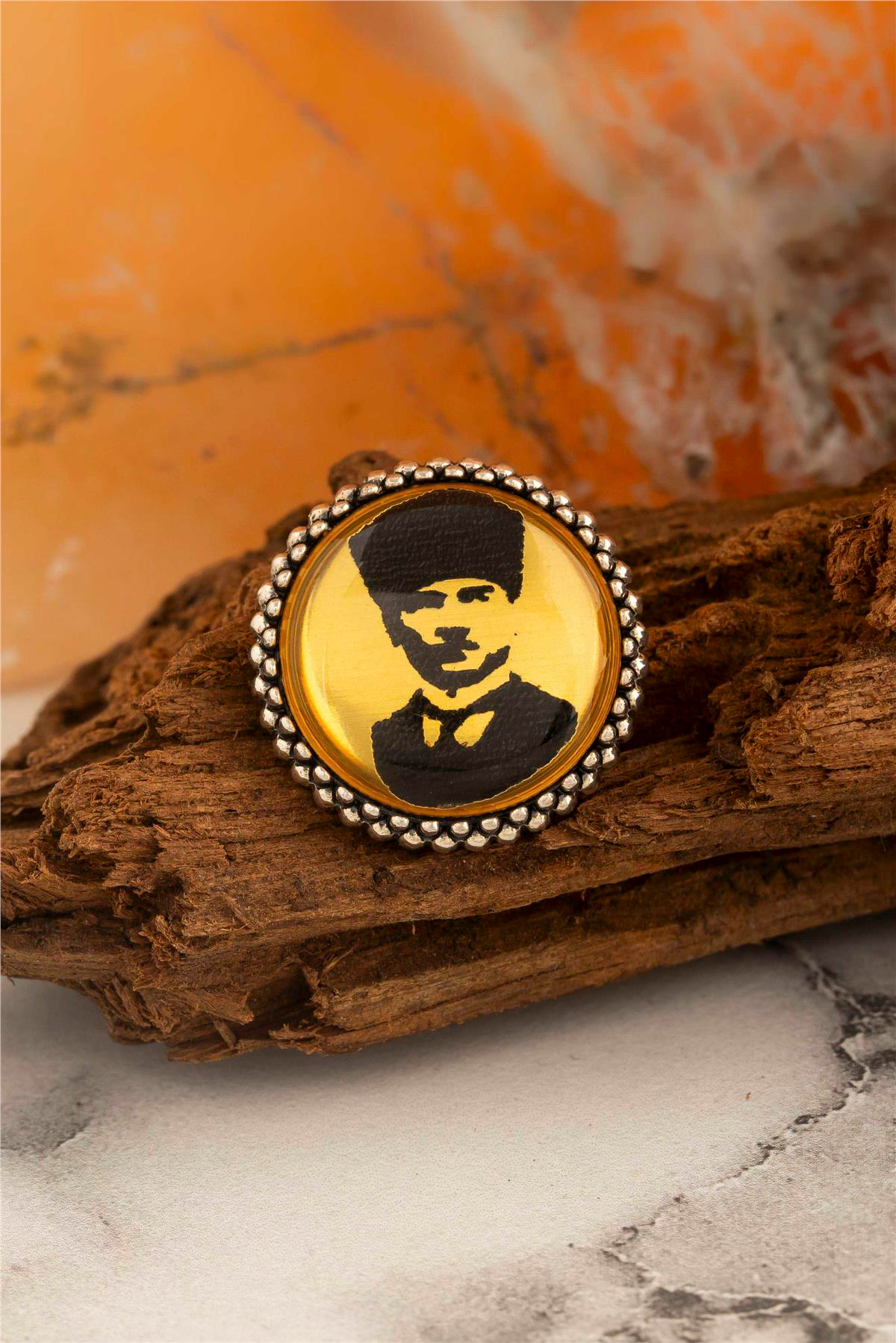 Sarı Zemin Üzeri Atatürk Silüeti Gümüş Rozet