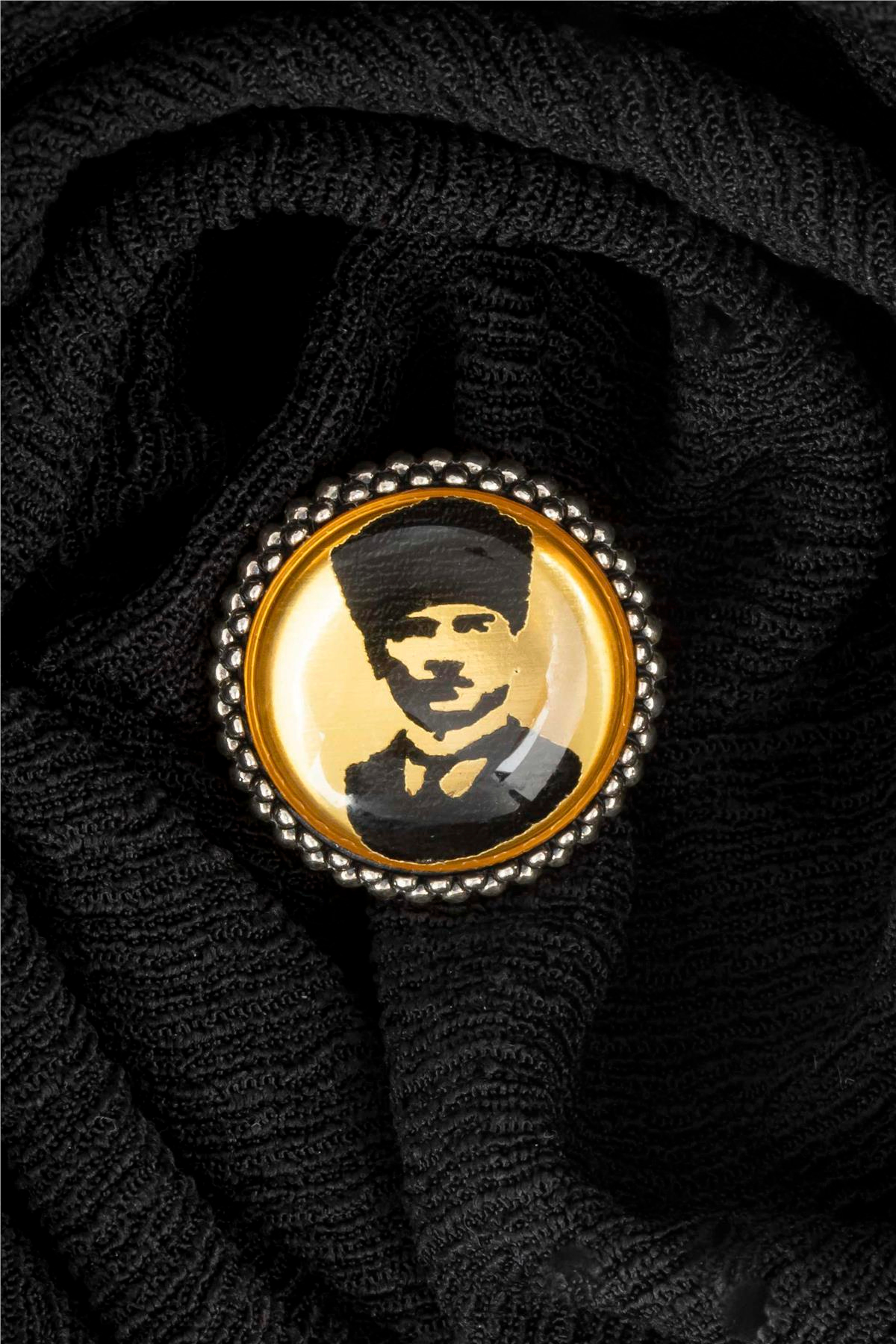 Sarı Zemin Üzeri Atatürk Silüeti Gümüş Rozet