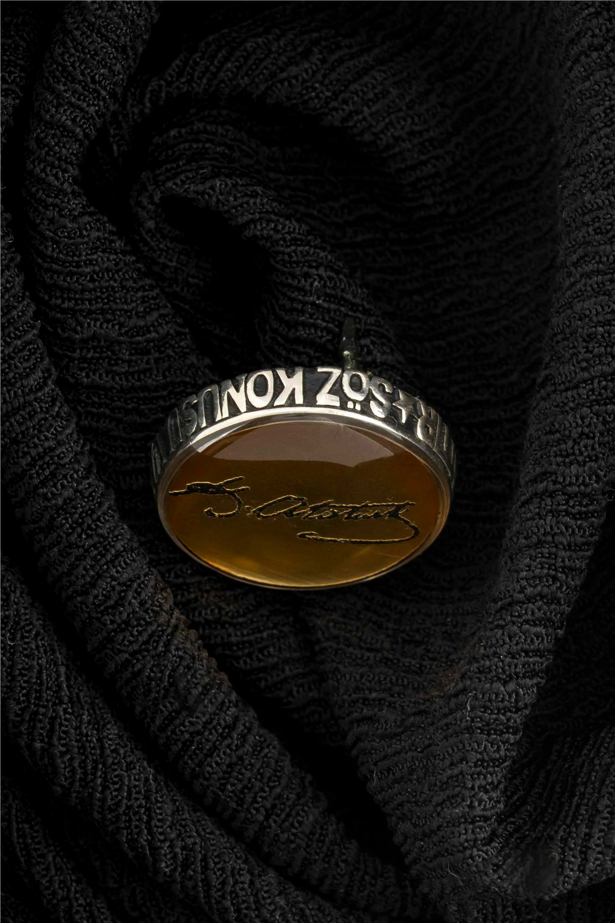 Söz Konusu Vatansa Gerisi Teferruattır Yazılı Atatürk İmzalı Gümüş Rozet