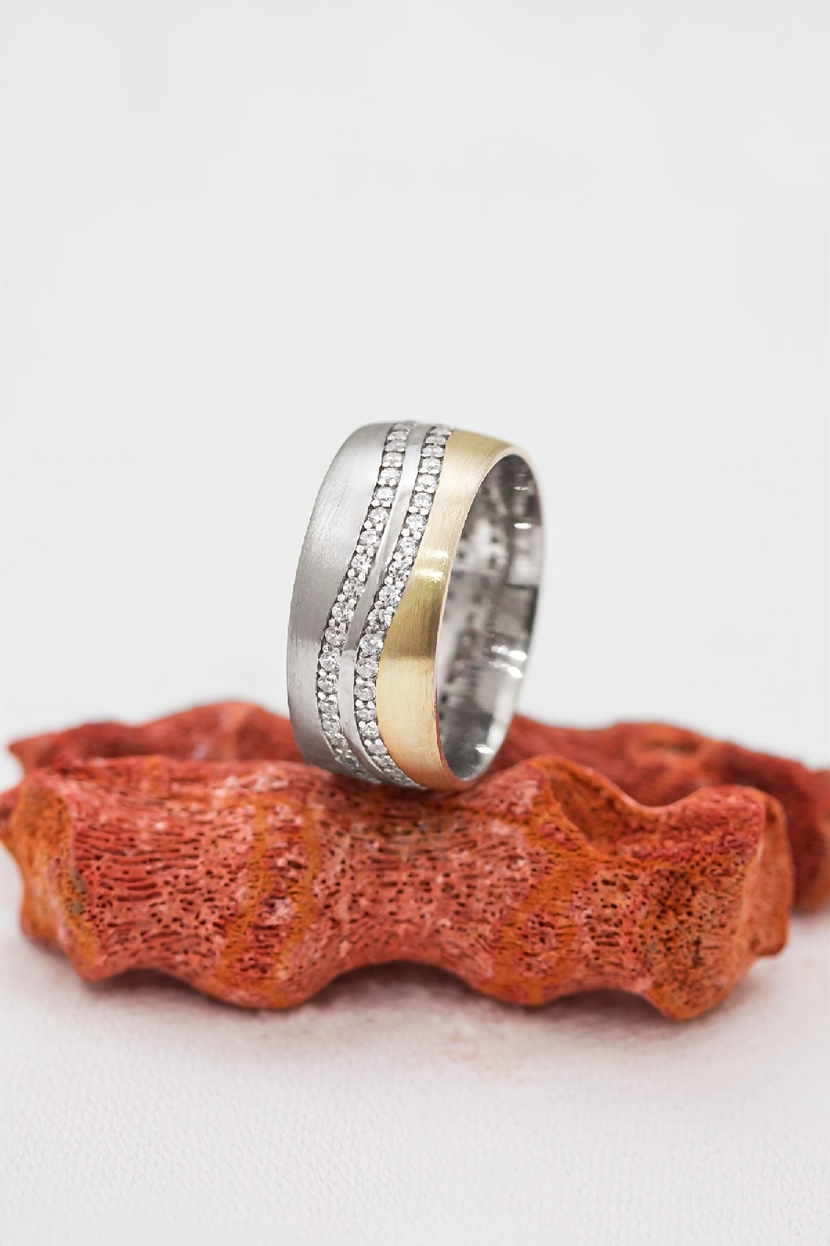 Su Yolu Motifli Altın Renk Şeritli Bayan Gümüş Alyans